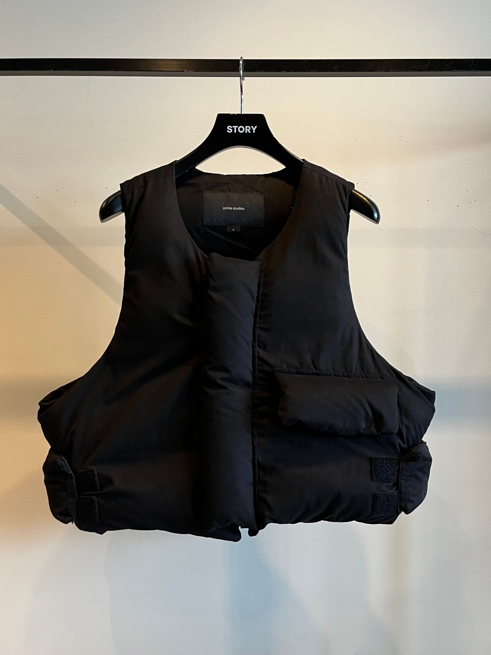 【22AW】ダウンベスト / PILLOW VEST / SOOT(ブラック) - XS - スート(ブラック)