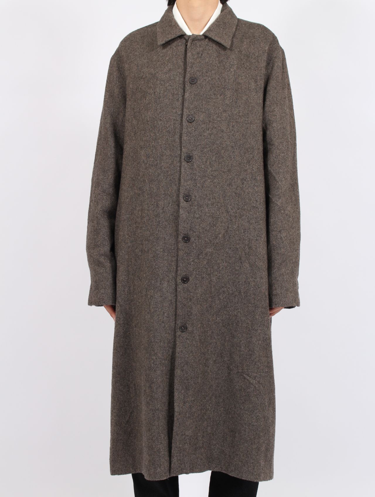 【25AW】ユニセックス ミッド フィット ダスト コート 925 シルバー フック クローザー / UNISEX MID FIT DUST COAT WITH 925 SILBER HOOK CLOSER / ブラウン