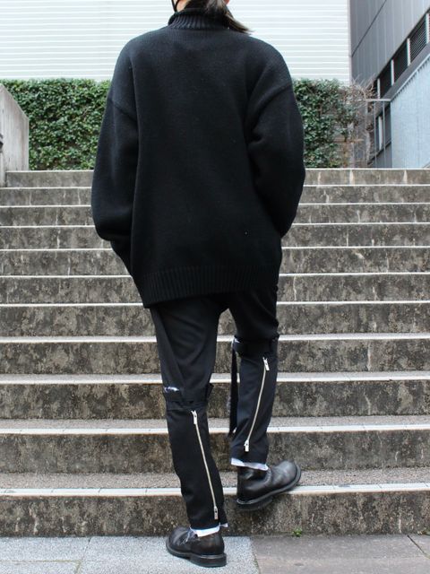 煌びやかなラインストーンが魅力のニットコーデ