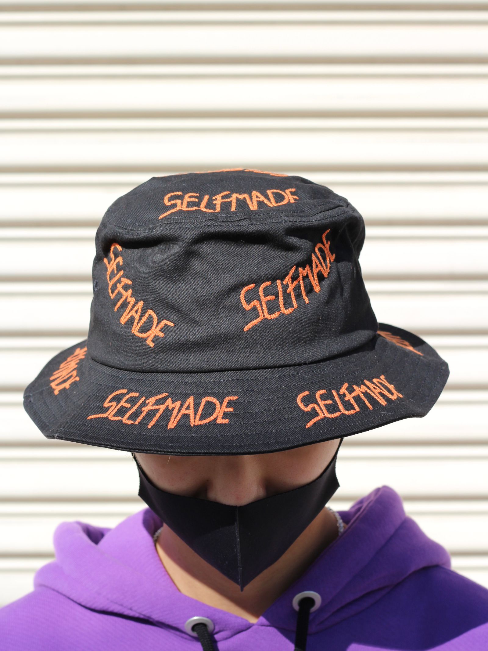 総ロゴ刺繍 バケットハット / ICONIC BUCKET HAT / ブラック × オレンジ