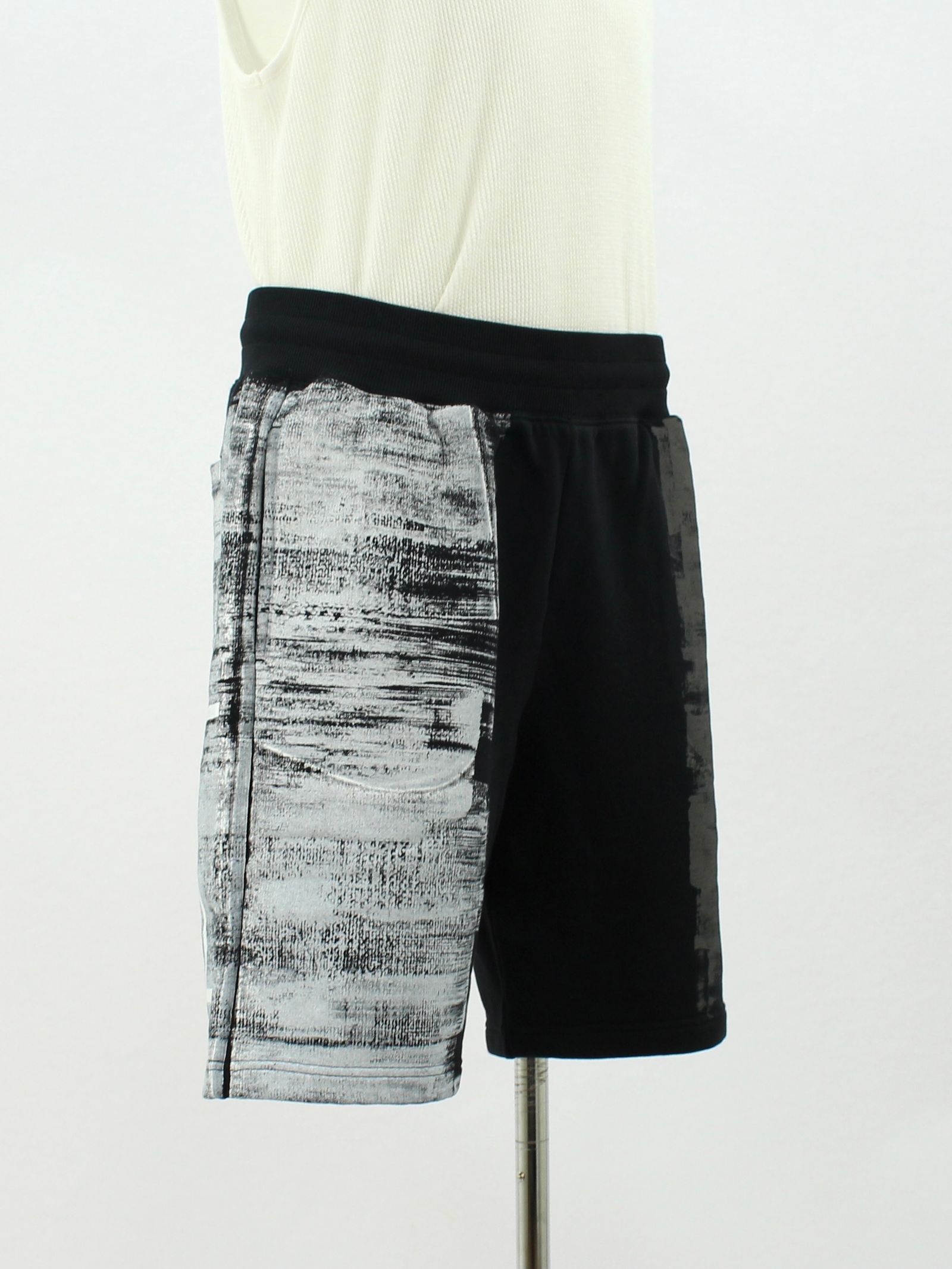 ペイント ロゴ ショートパンツ / MOD LUX PAINTED JERSEY SHORT / ブラック × ホワイト
