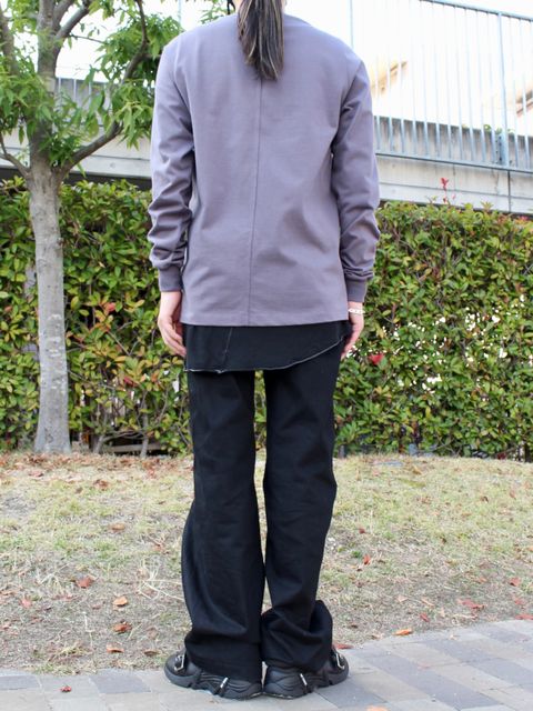少しルーズなシルエットでリラックススタイル