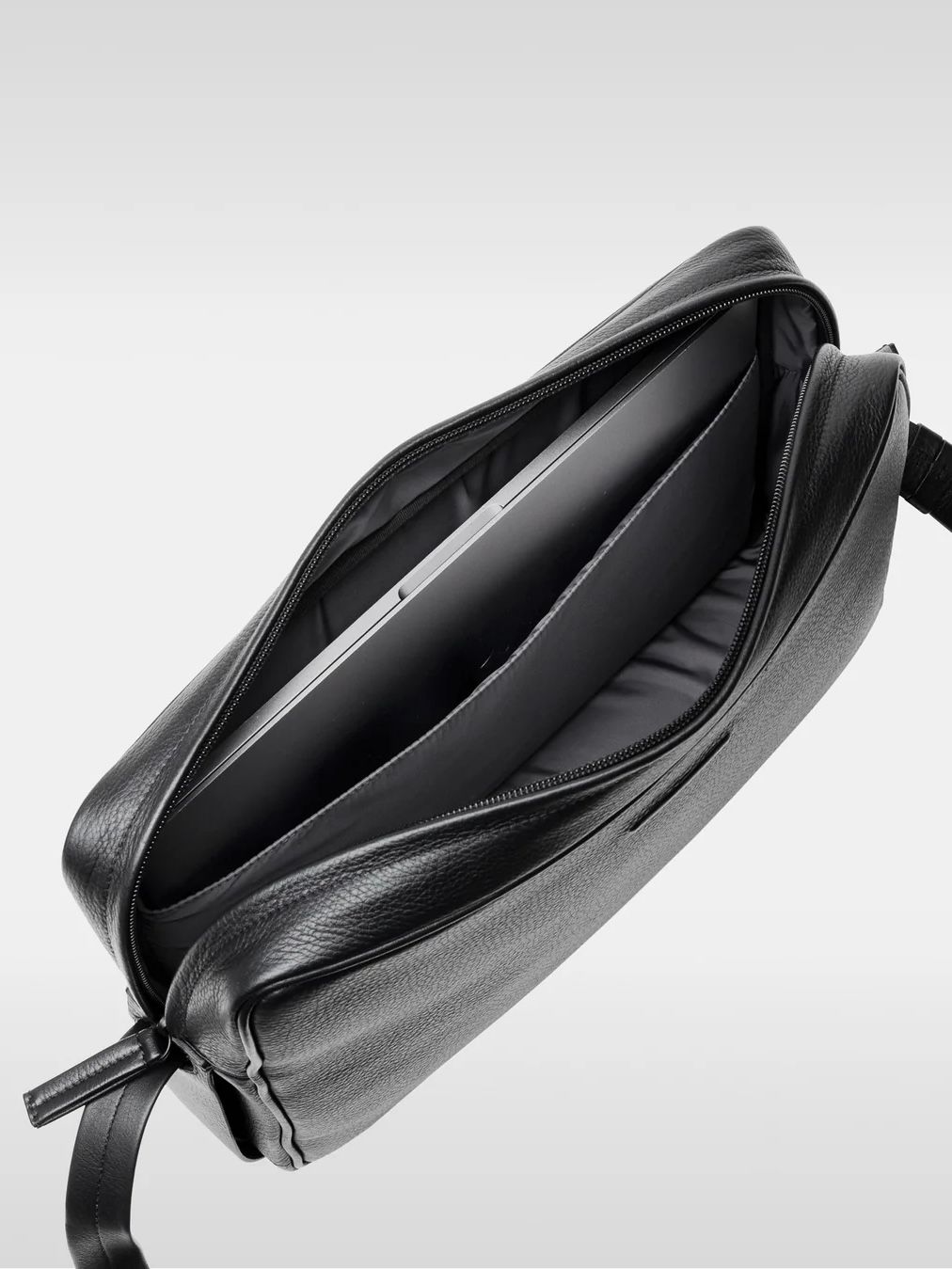 ソフトショルダーバック ラージ / SHOULDER BAG FOR LAPTOP / ブラック