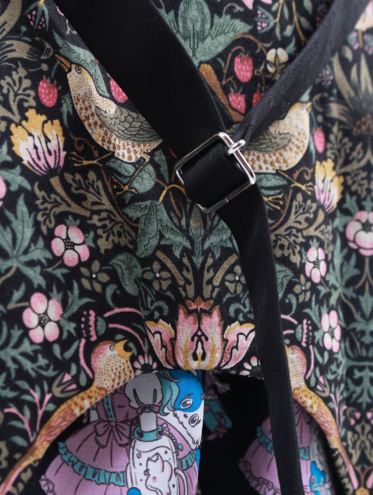 【25SS】ガーター ジレ ロリータ ガール アートワーク バイ カエ タナカ / GARTER GILET LOLITA GIRL ARTWORK BY KAE TANAKA / ブラック