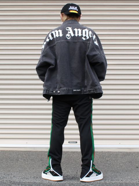 バックロゴが決め手。デニムジャケットを使用したカジュアルストリートコーデ!