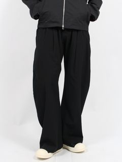 【25SS】2タック カーブド レッグ トラウザー / 2TUCK CURVED LEG TROUSERS / BLACK(ブラック)