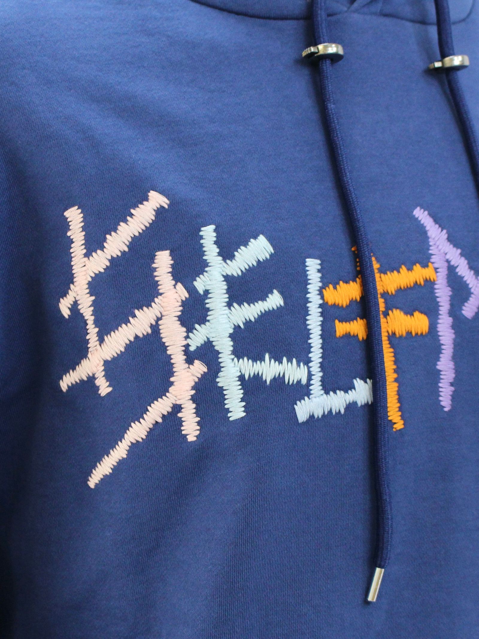 刺繍ロゴ フーディー / BLUE NAVY HOODIE WITH MULTICOLOR LOGO / ブルーネイビー × マルチ
