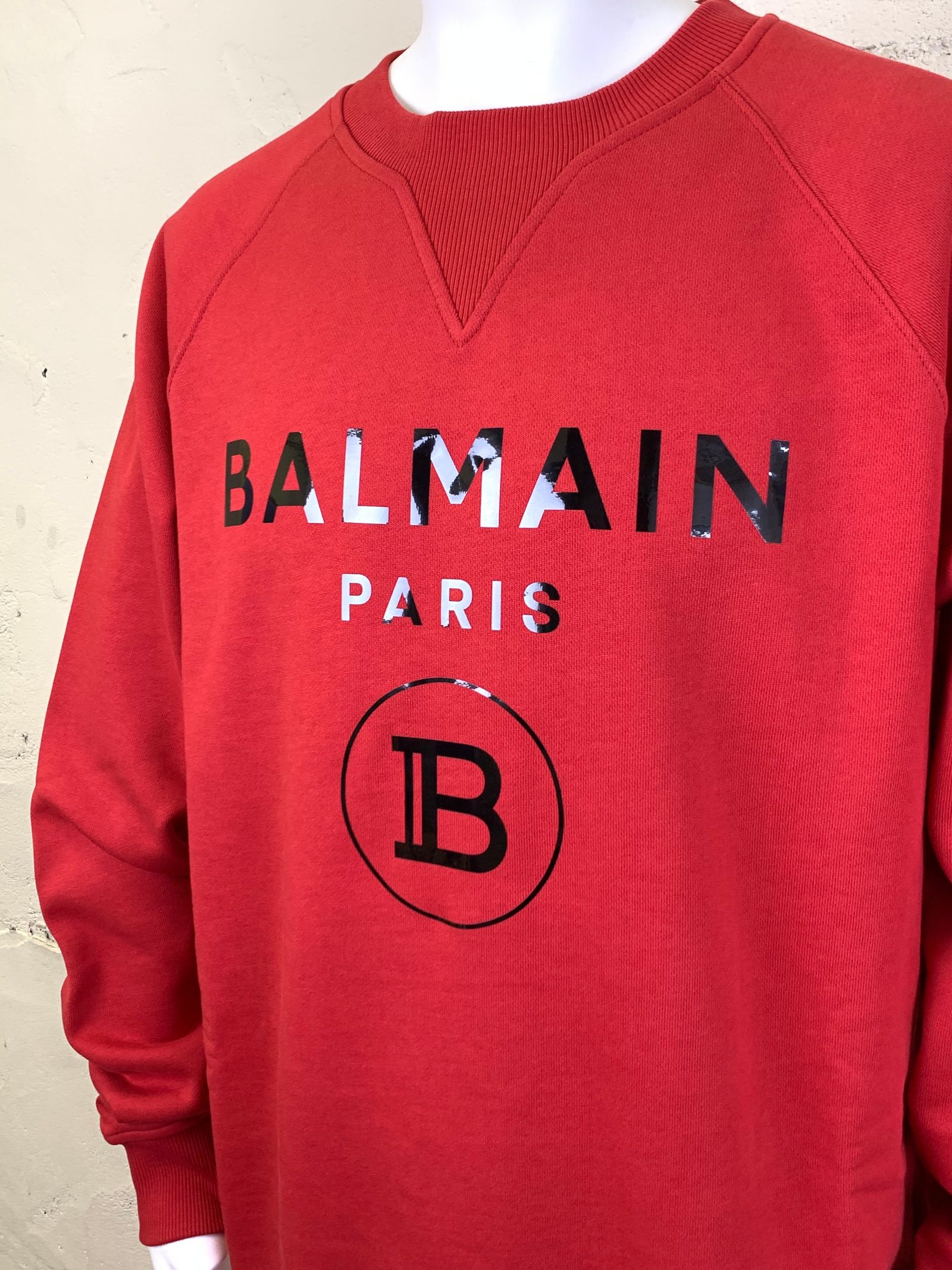 BALMAIN - Bロゴ ブラックプリント スウェットBH1 C&S FOIL SW / レッド × ブラック | STORY