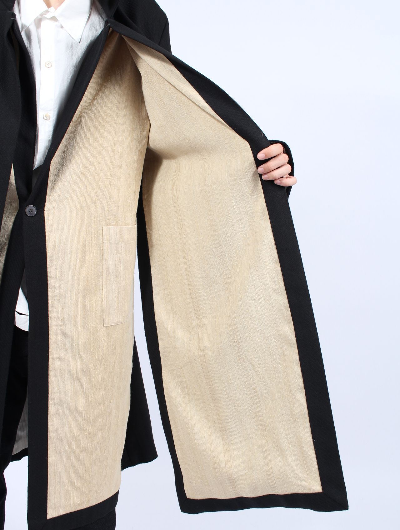 【25AW】ユニセックス リラックス フィット アジャスダブル フロント ダブル パネル コート / UNISEX RELAXED FIT ADJUSTABLE FRONT DOUBLED PANEL COAT / オフホワイト+オフブラック