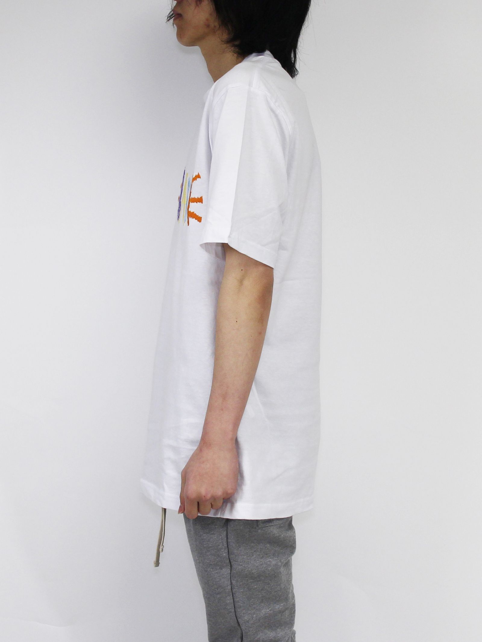 刺繍ロゴ Tシャツ / WHITE T-SHIRT WITH MULTICOLOR LOGO / ホワイト × マルチ