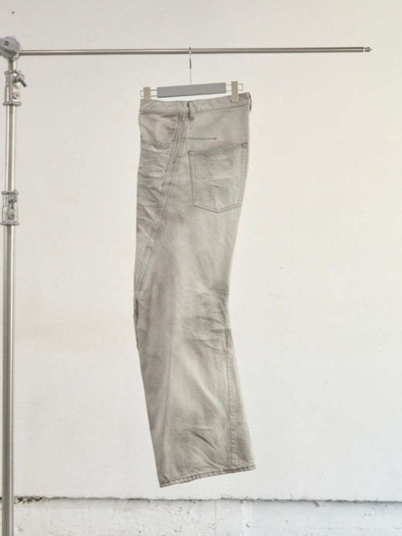 【26SS】 3D ツイステッド ワイド レッグ ジーンズ デニム パンツ / 3D TWISTED WIDE LEG JEANS / LIGHT FADED GREY (グレー)