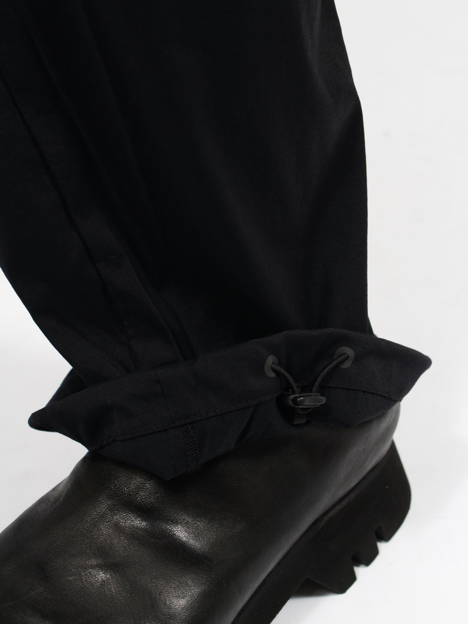 【26SS】ウェーブ テーパード パンツ / WEAVE TAPED PANTS / ブラック