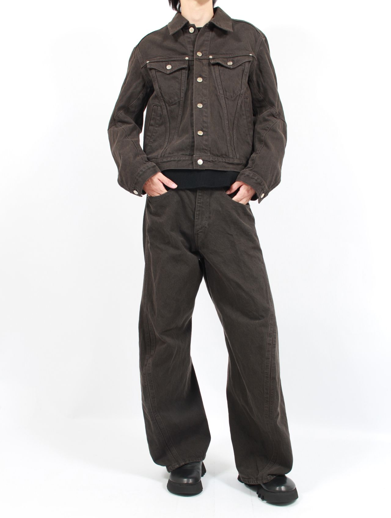【25AW】 3D ツイステッド ワイド レッグ ジーンズ / 3D TWISTED WIDE LEG JEANS / DARK BROWN(ダーク ブラウン)