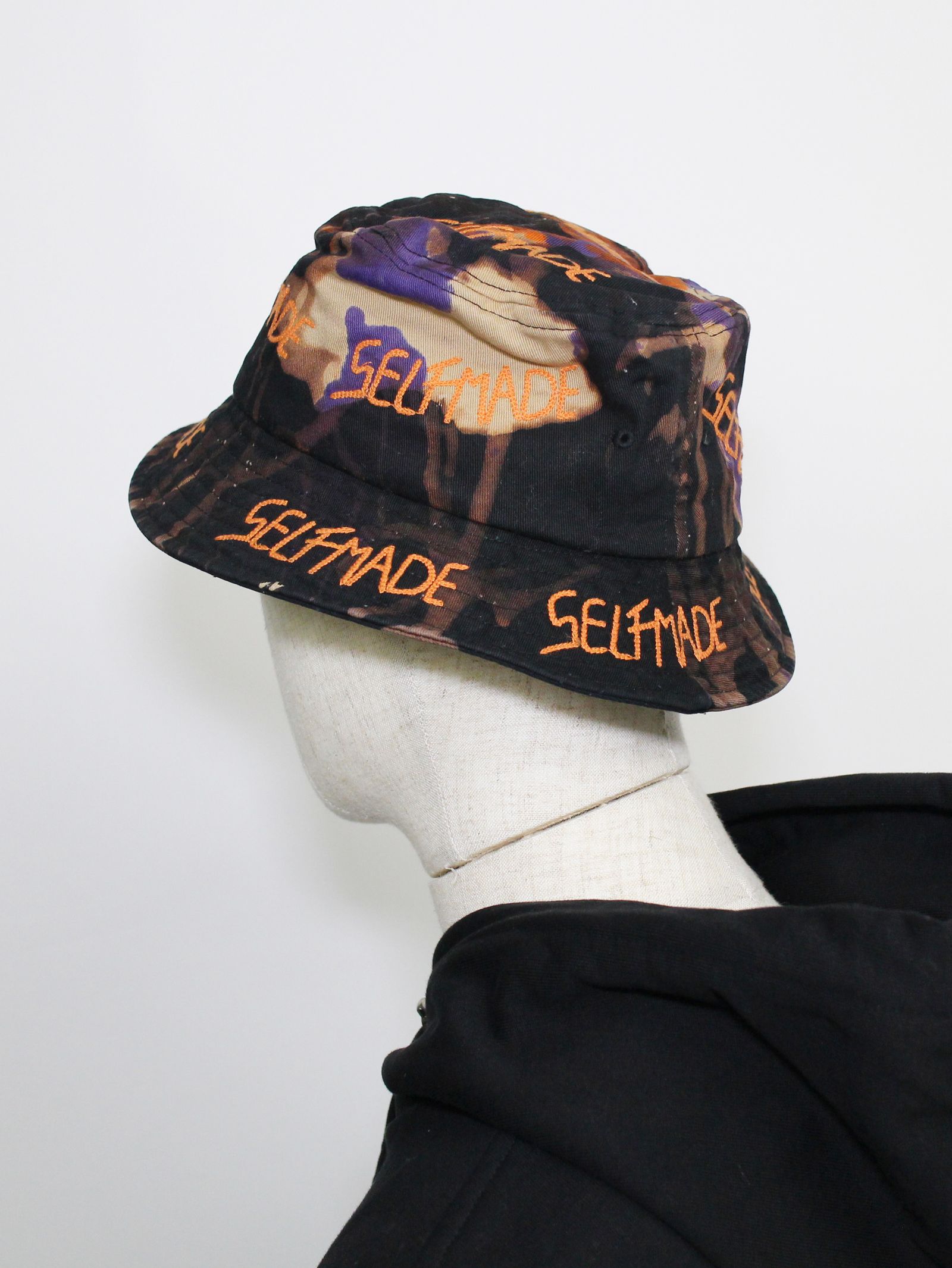 総ロゴ刺繍 バケットハット / ICONIC BUCKET HAT / ブラック × マルチ