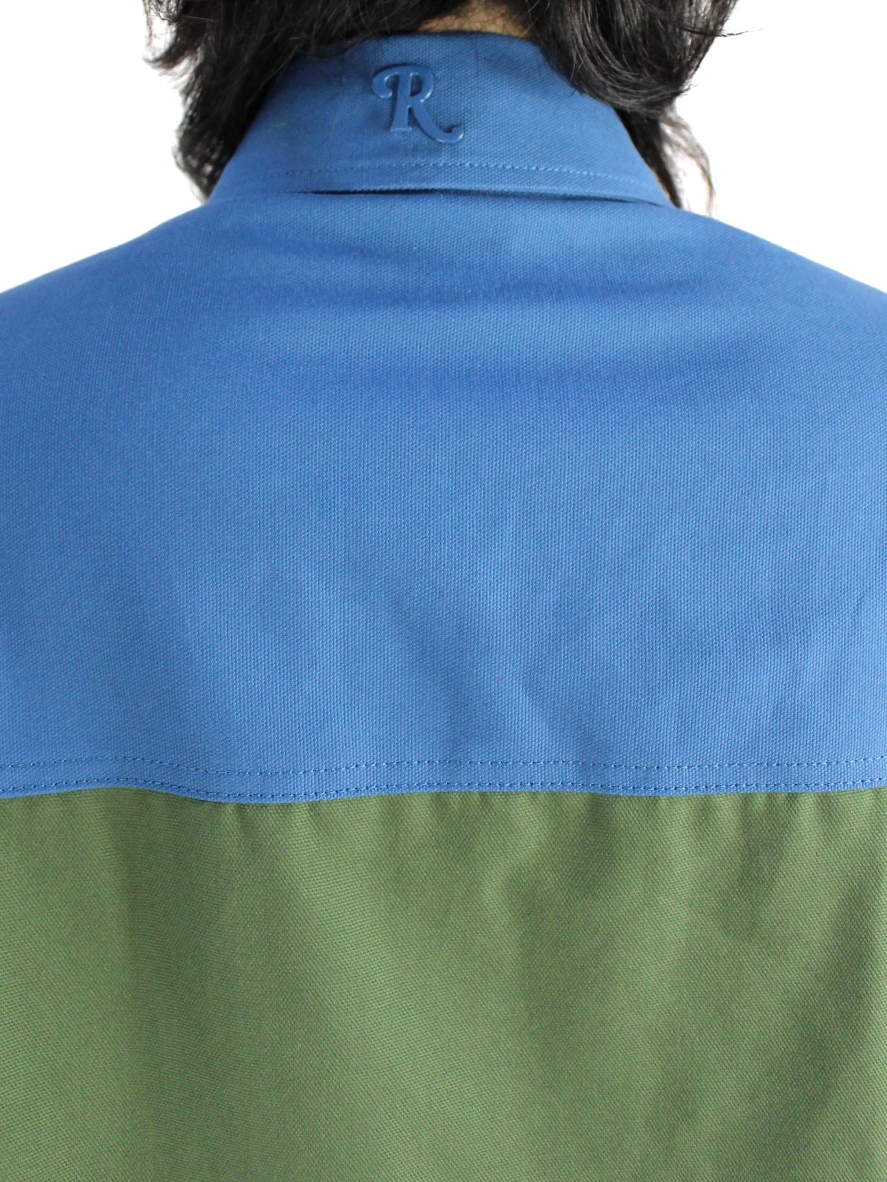 【22AW】ロゴパッチ Rピン ビッグフィット バイカラーデニムシャツ / Oversized bicolor denim shirt with R  pin in back / カーキ × ブルー - XS - カーキ×ブルー