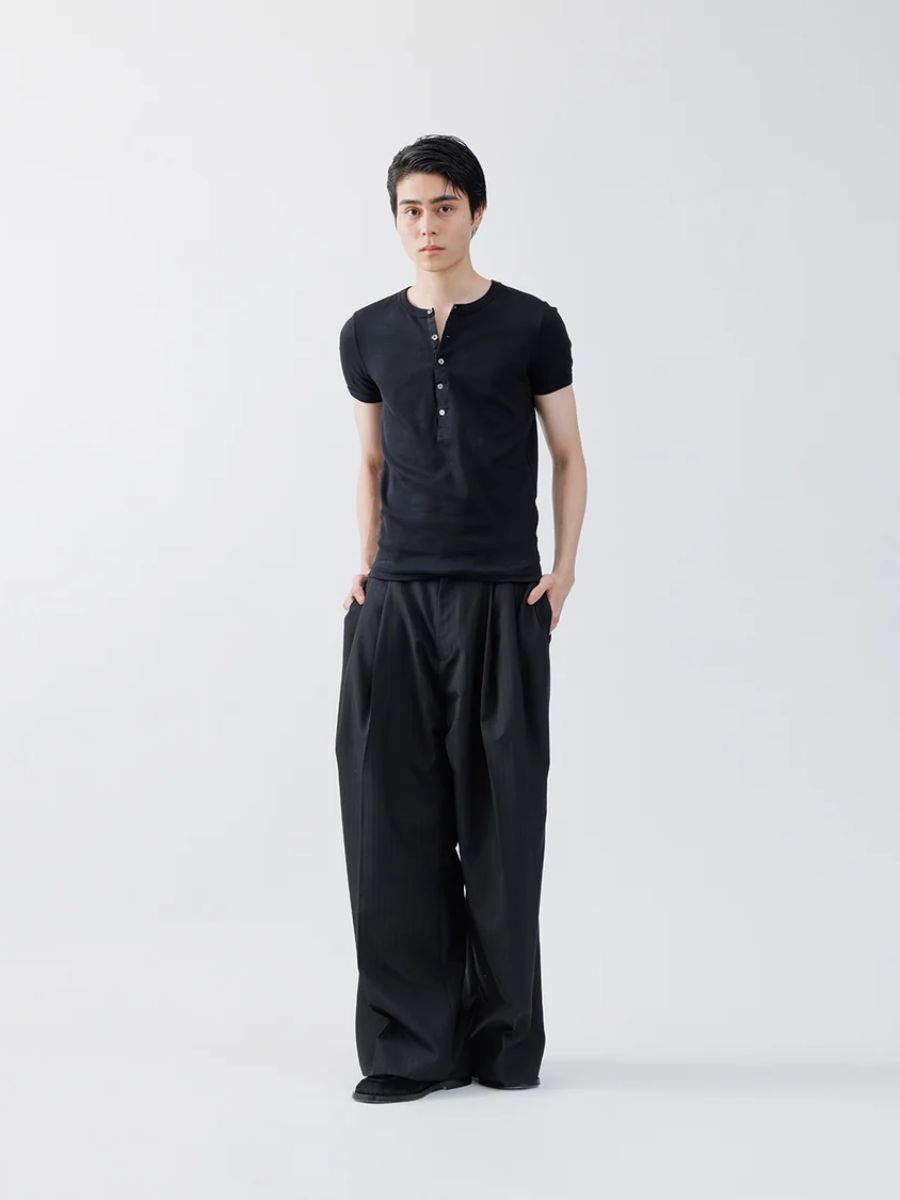 【26AW】 ストライプ ウール スリータック バギー トラウザーズ / STRIPE WOOL 3TUCK BAGGY TROUSERS .16 / ブラック