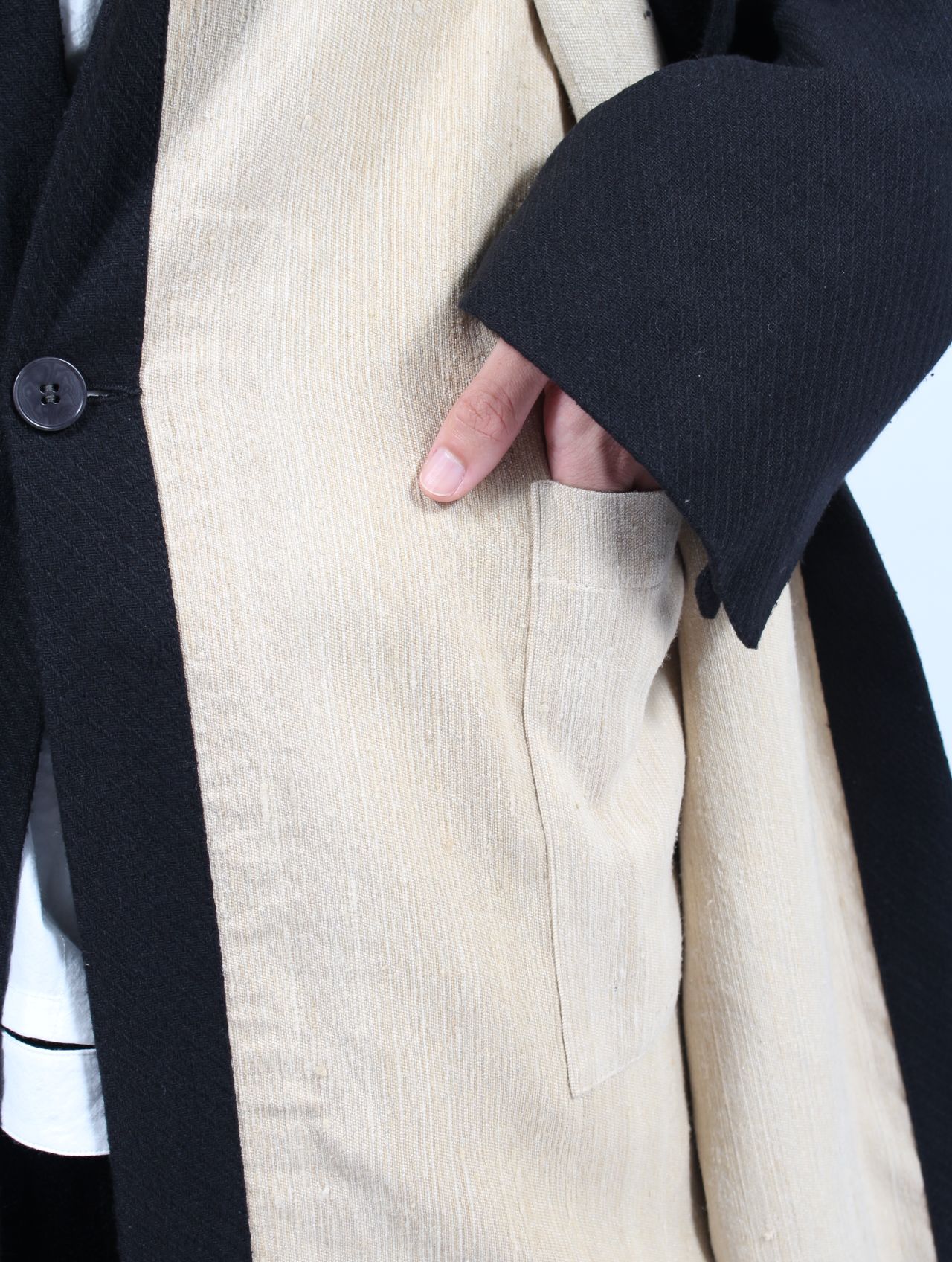 【25AW】ユニセックス リラックス フィット アジャスダブル フロント ダブル パネル コート / UNISEX RELAXED FIT ADJUSTABLE FRONT DOUBLED PANEL COAT / オフホワイト+オフブラック