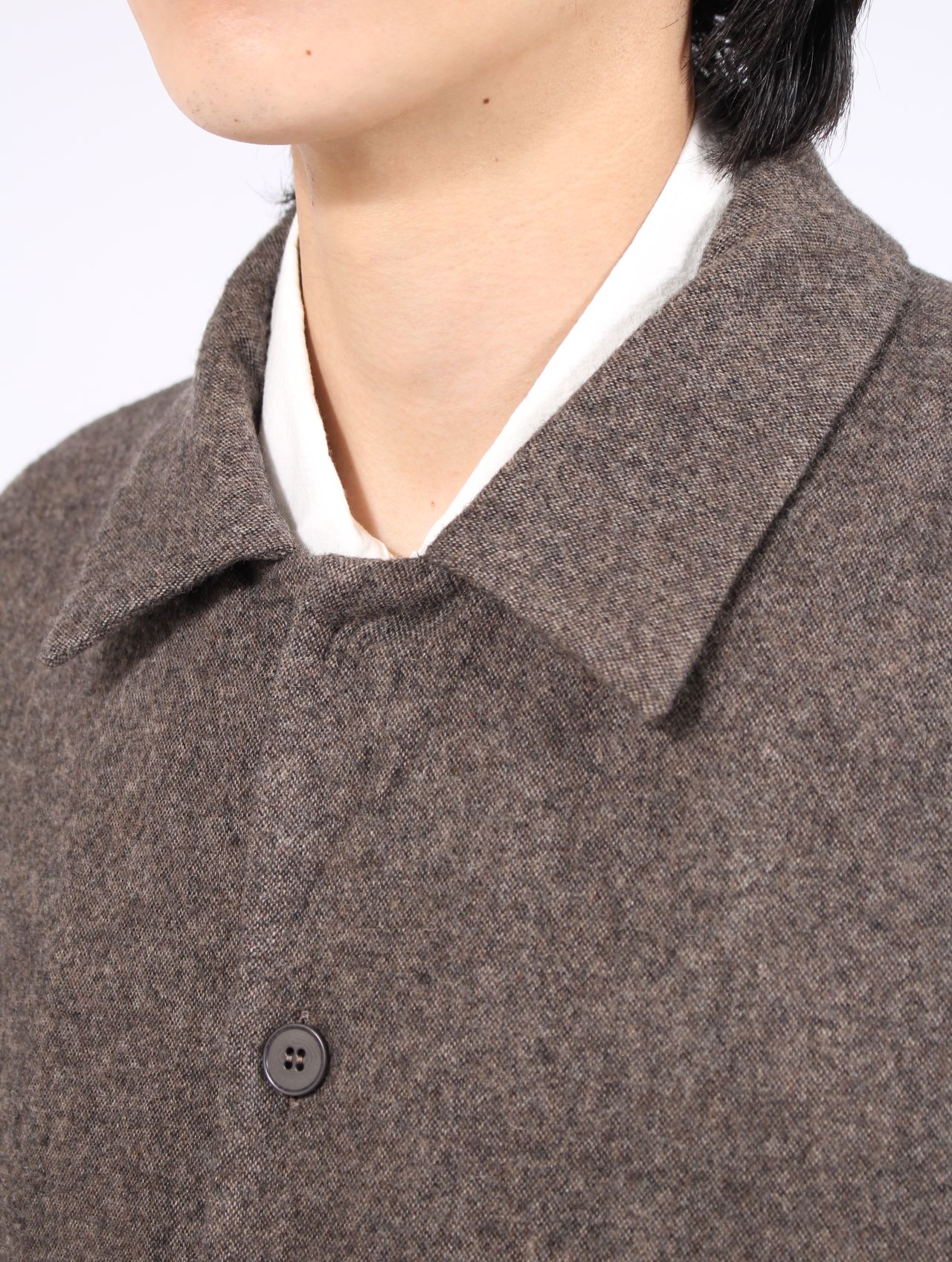 【25AW】ユニセックス ミッド フィット ダスト コート 925 シルバー フック クローザー / UNISEX MID FIT DUST COAT WITH 925 SILBER HOOK CLOSER / ブラウン