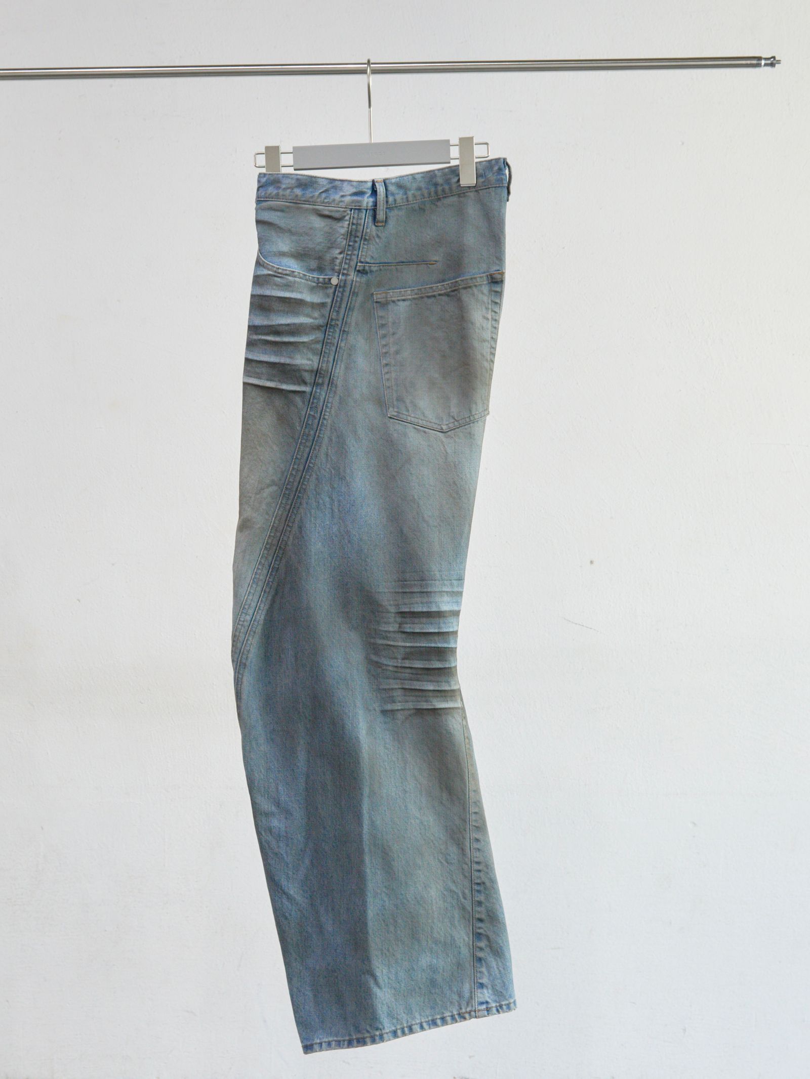 【26SS】 3D ツイステッド ワイド レッグ ジーンズ デニム パンツ / 3D TWISTED WIDE LEG JEANS / DIRTY FADED INDIGO (インディゴ)