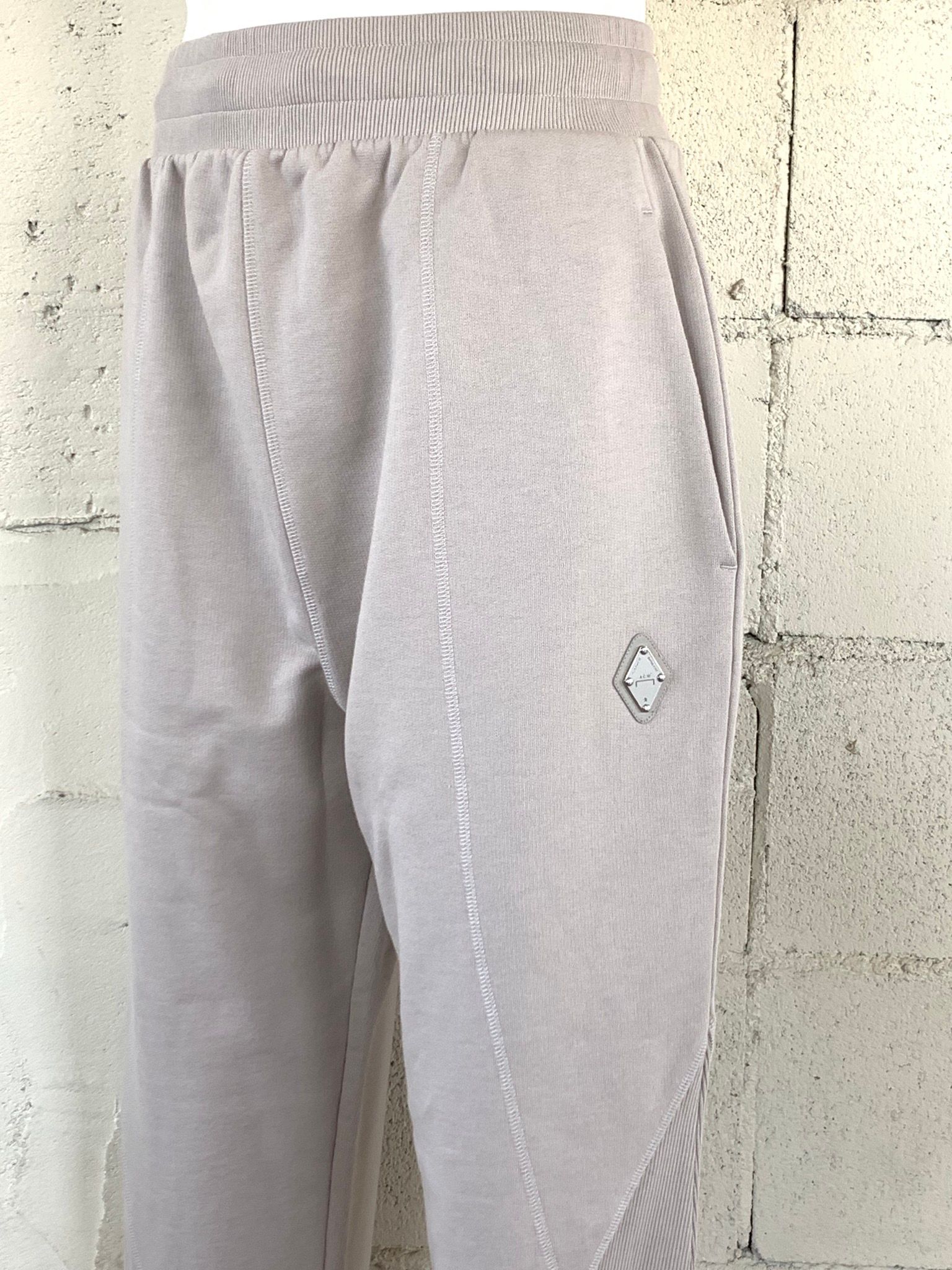 パネルロゴ ライン パンツ / COTTON LOOP BACK CEMENT CONTOUR LINE PANEL PANTS / ベージュ × シルバー