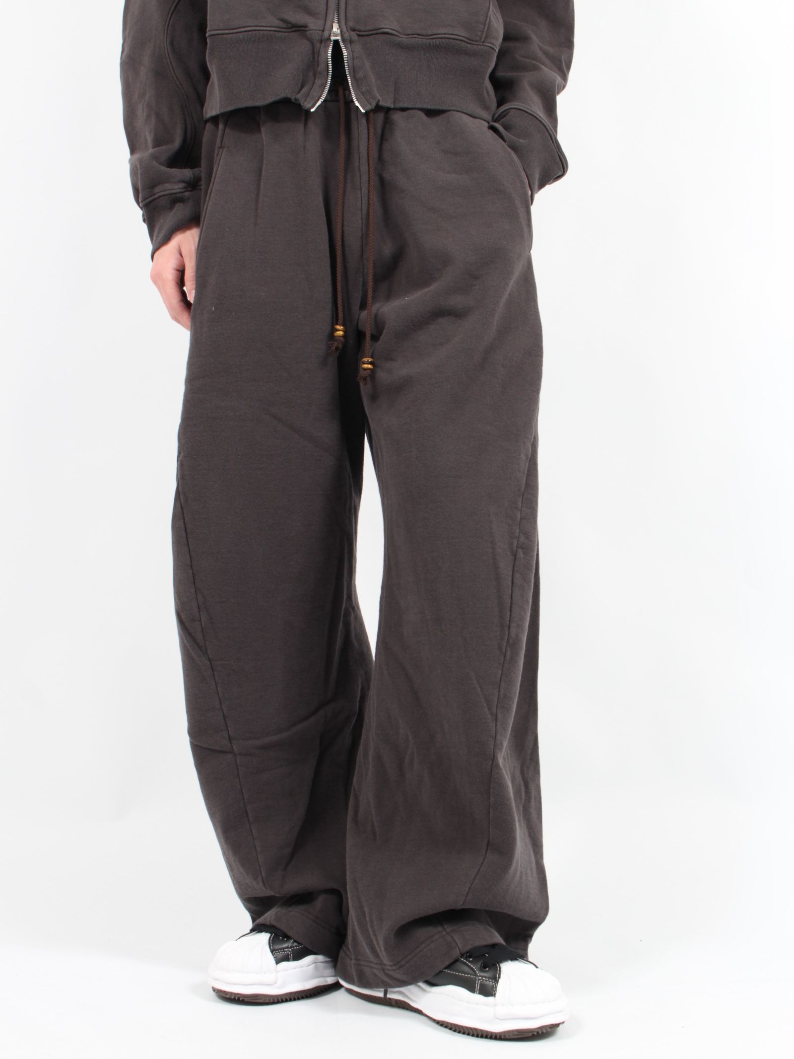 NVRFRGT - 【24AW】3D ツイステッド ラウンジ ワイド パンツ / 3D TWISTED LOUNGE WIDE PANTS /  DARK BROWN(ダークブラウン) | STORY