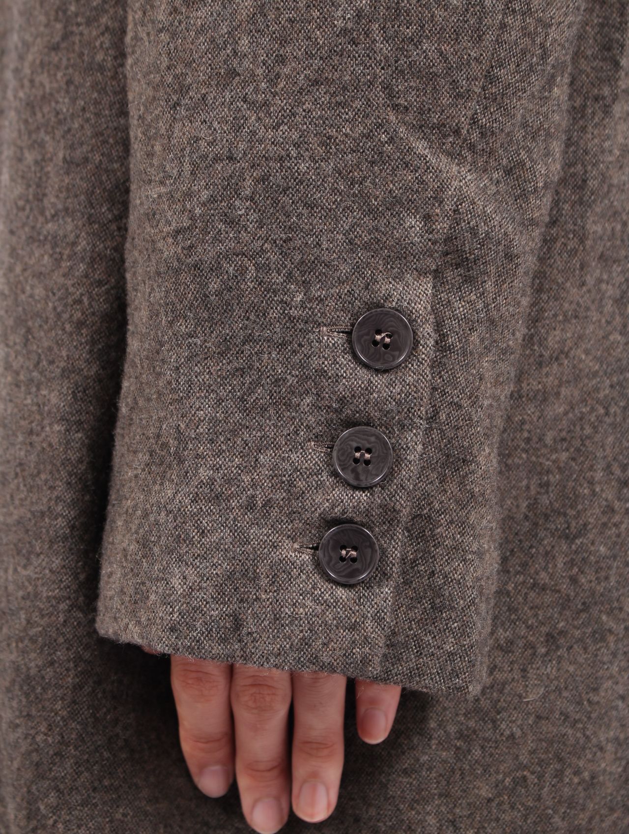 【25AW】ユニセックス ミッド フィット ダスト コート 925 シルバー フック クローザー / UNISEX MID FIT DUST COAT WITH 925 SILBER HOOK CLOSER / ブラウン