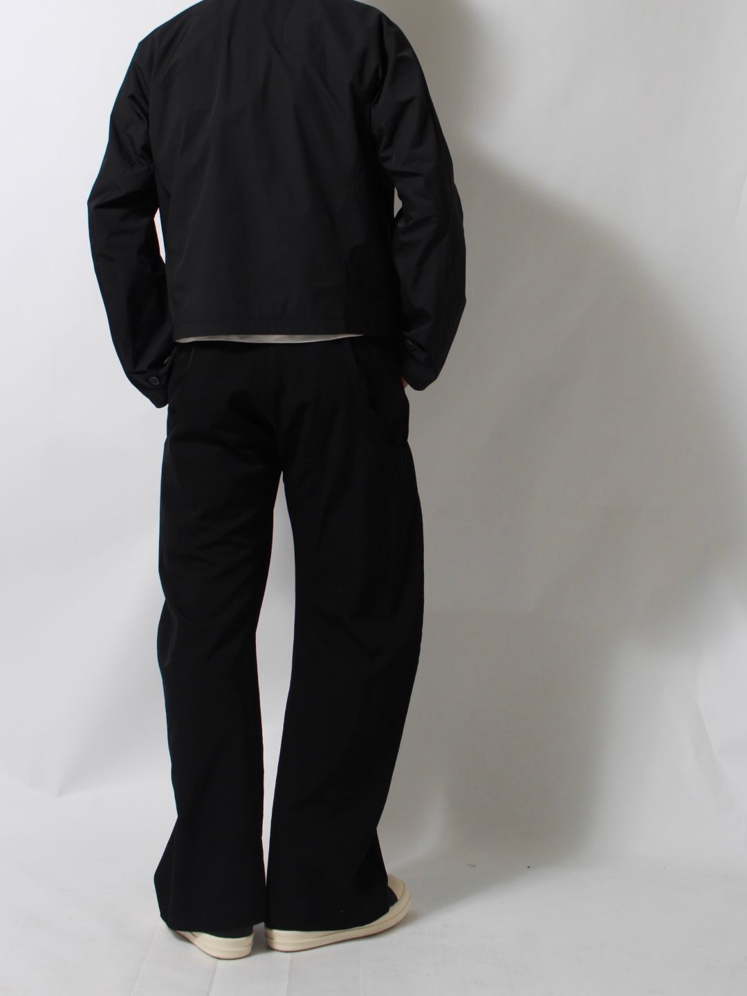 NVRFRGT - 【25SS】2タック カーブド レッグ トラウザー / 2TUCK