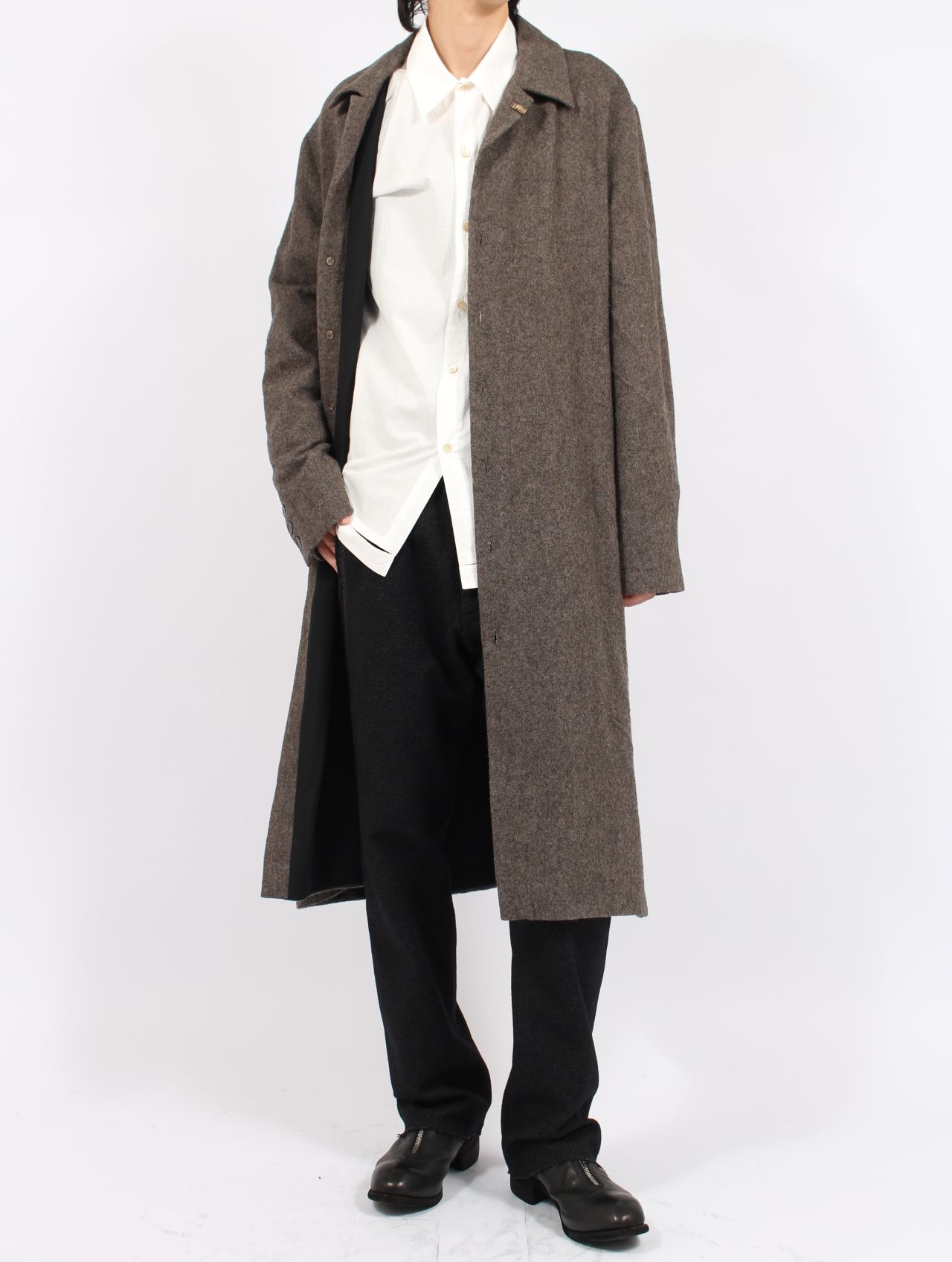 【25AW】ユニセックス ミッド フィット ダスト コート 925 シルバー フック クローザー / UNISEX MID FIT DUST COAT WITH 925 SILBER HOOK CLOSER / ブラウン