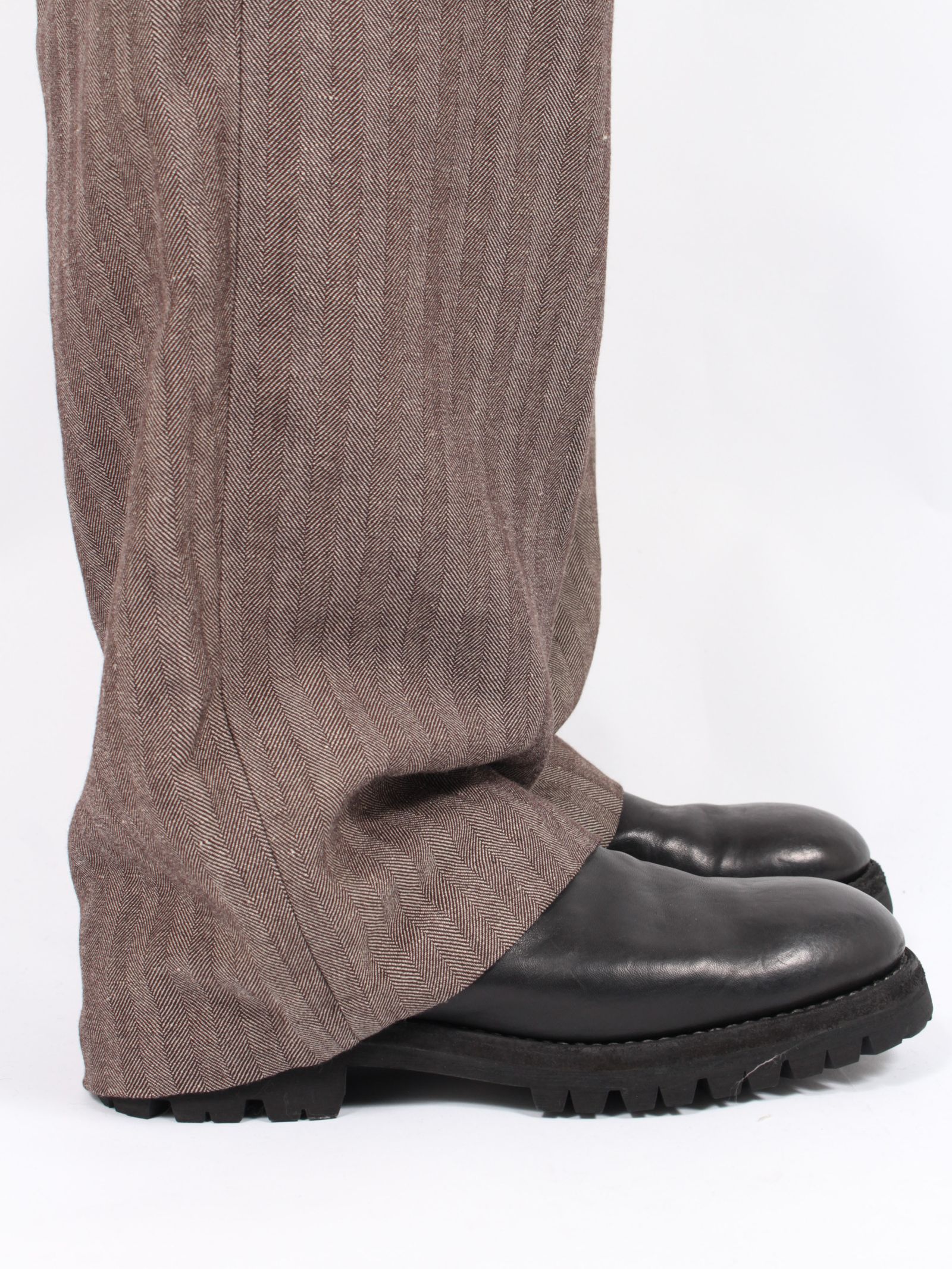 【24AW】アジャスタブル バックプレート ワイドフィット トラウザー / ADJUSTABLE BACK PLEATS WIDE FIT TROUSERS / ブラウン