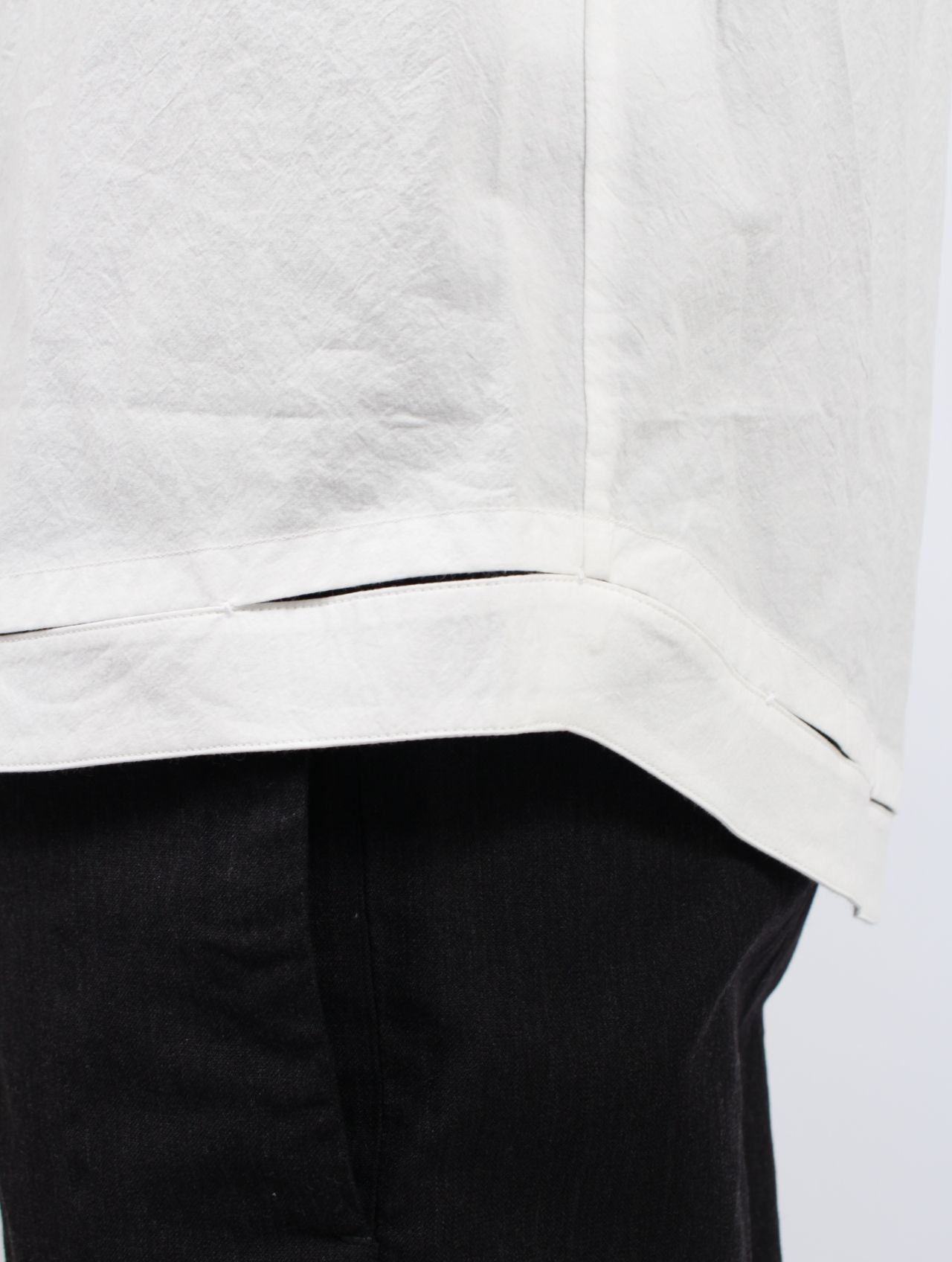 【25SS】ハンドステッチ ヘム ボンバー リラックス フィット シャツ / HAND-STITCHED HEM BORDER  RELAXED FIT SHIRT / ホワイト