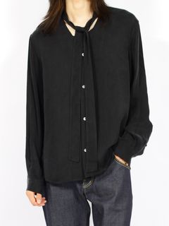 【26AW】Vネック ボウタイ ブラウス 長袖 シャツ / V-NECK BOW TIE BLOUSE .16 / NOIR(ブラック)