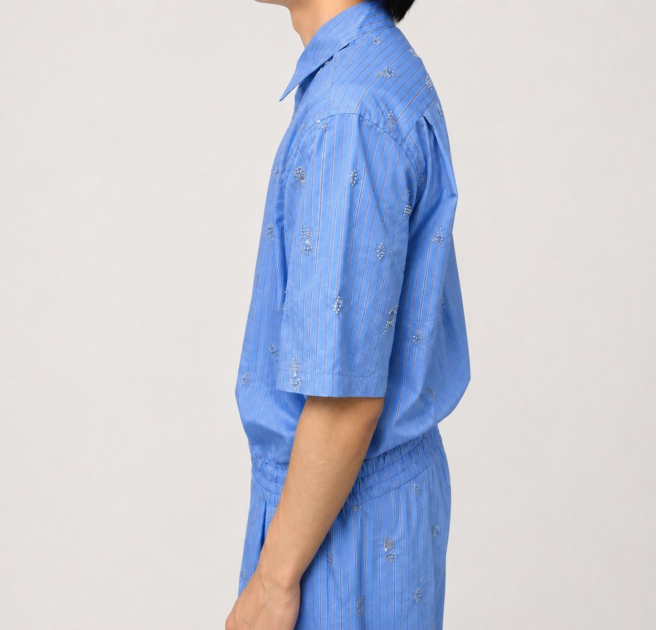 【27SS】オールオーバー エンブロイダード ストライプ シャツ ビーズ刺繍 半袖 シャツ / ALL-OVER EMBROIDERED STRIPE SHIRT / ブルー