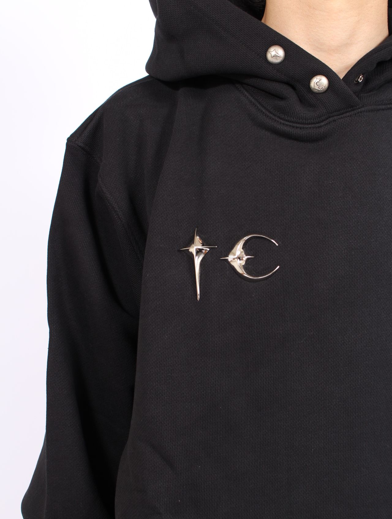 【25AW】アーマー フーディー TCロゴ スタッズ パーカー / ARMOR HOODIE / ブラック