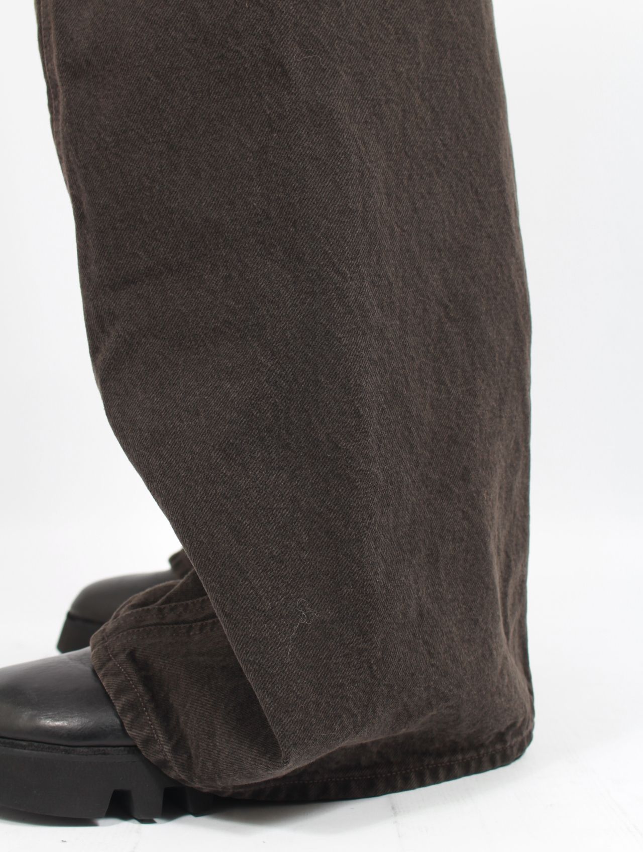 【25AW】 3D ツイステッド ワイド レッグ ジーンズ / 3D TWISTED WIDE LEG JEANS / DARK BROWN(ダーク ブラウン)