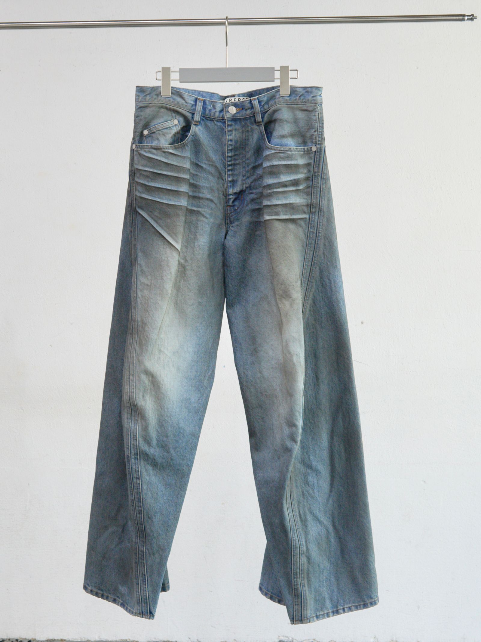 【26SS】 3D ツイステッド ワイド レッグ ジーンズ デニム パンツ / 3D TWISTED WIDE LEG JEANS / DIRTY FADED INDIGO (インディゴ)