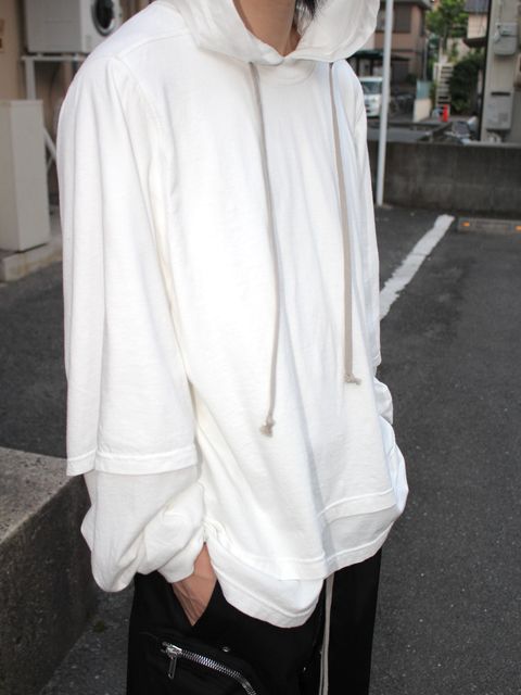 RICKOWENS × DRKSHDW のルーズなシルエットでモードスタイルを演出。