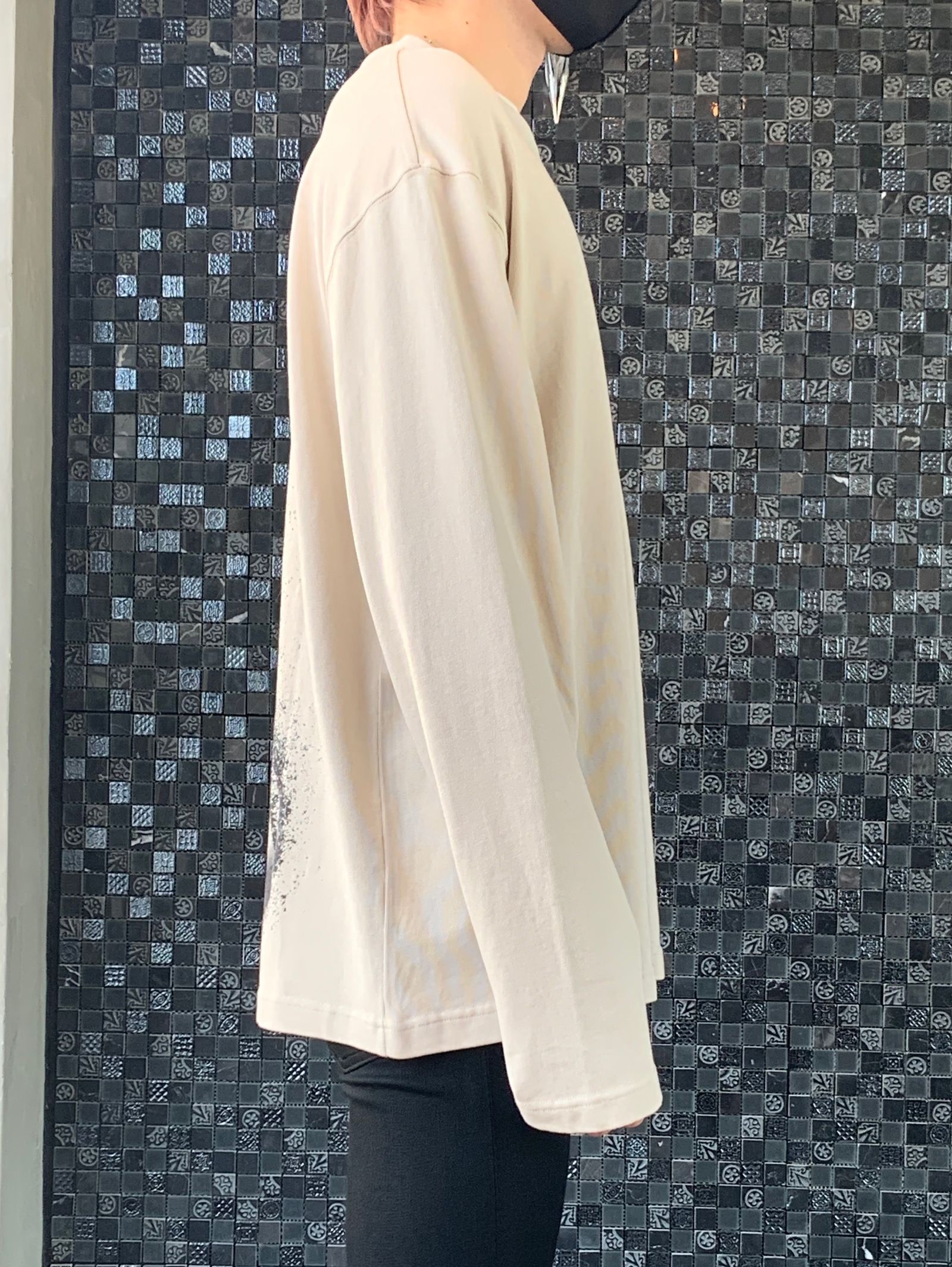 バックペイント ロングスリーブ ジャージTシャツ / COTTON SINGLE JERSEY STONE STENCIL LONG SLEEVE T-SHIRT / ベージュ × ブラック