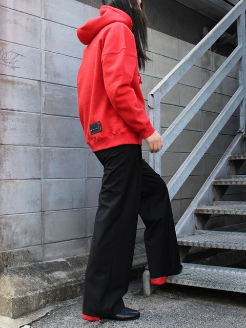 絶妙なゆるさが決め手のフーディースタイル