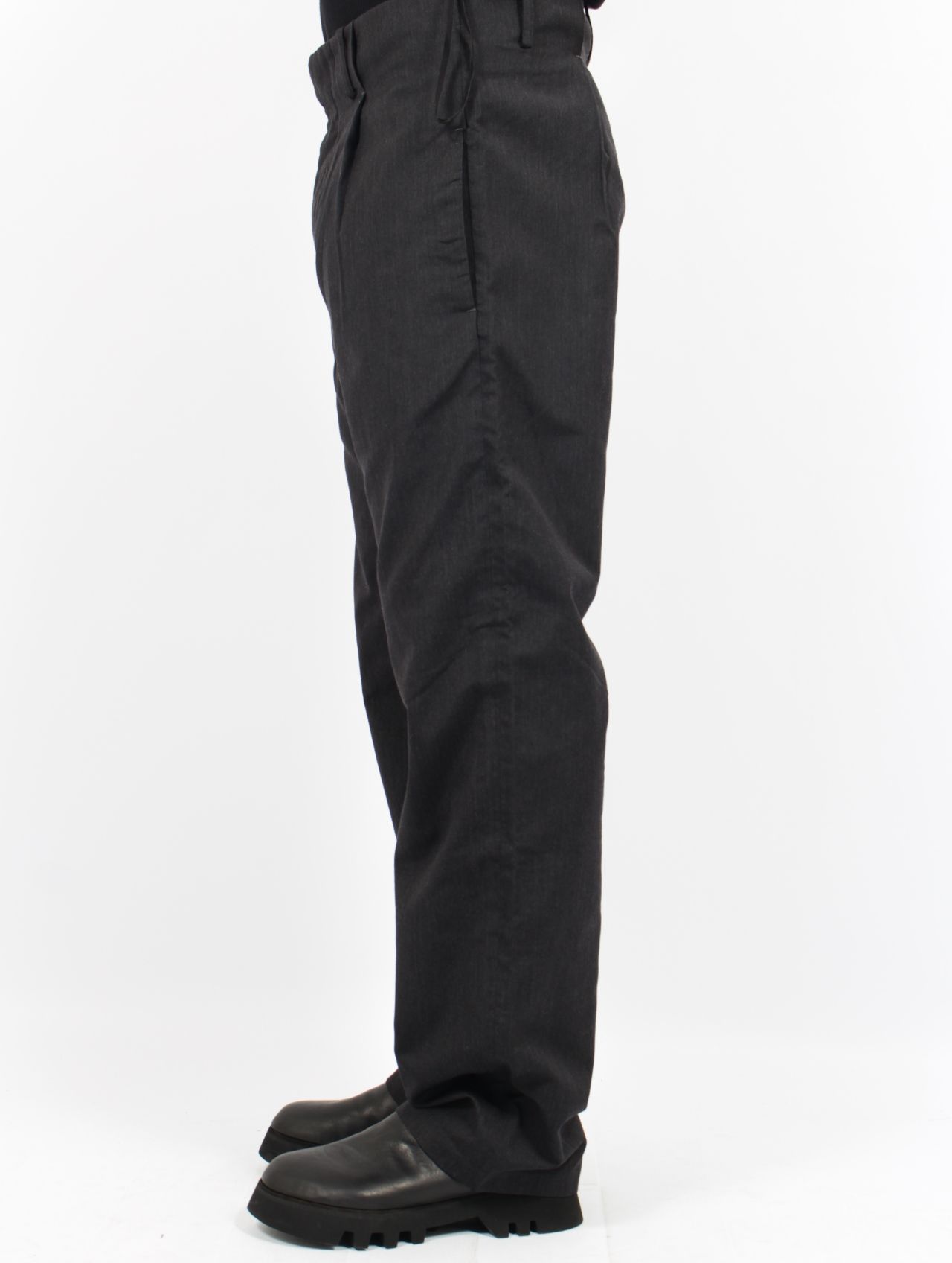 【25SS】プリーツ ウエスト ワイドフィット トラウザーズ / PLEATED-WAIST WIDE FIT  TROUSERS / ダークグレイ