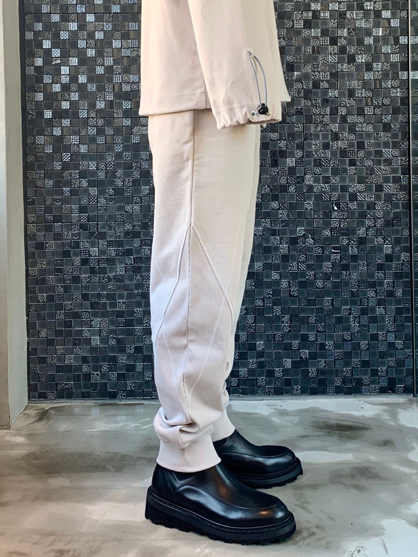 パネルロゴ ライン パンツ / COTTON LOOP BACK CEMENT CONTOUR LINE PANEL PANTS / ベージュ × シルバー
