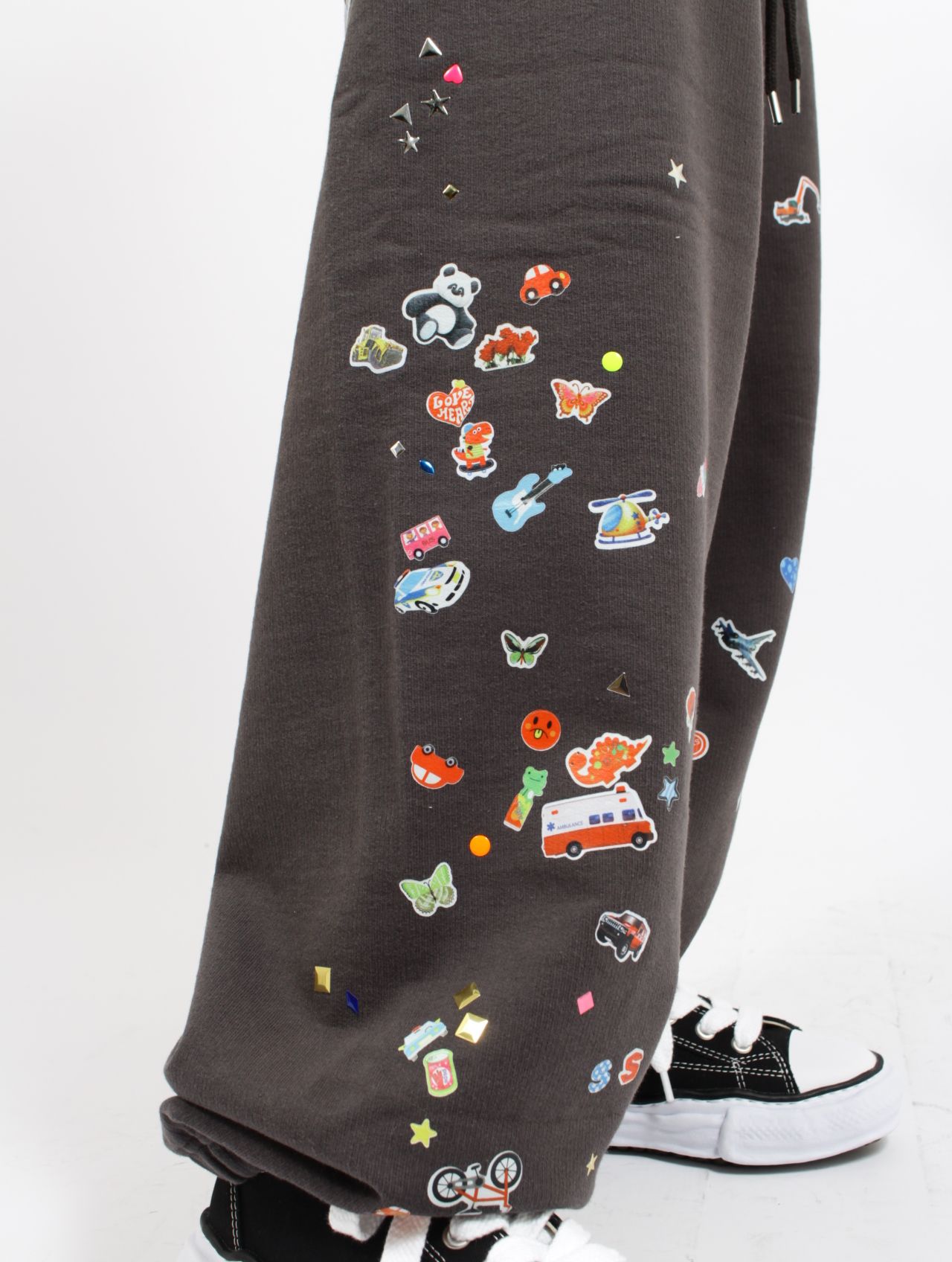 【26SS】ステッカーデザイン スウェット パンツ / KIDS STICKER PANTS / ブラック