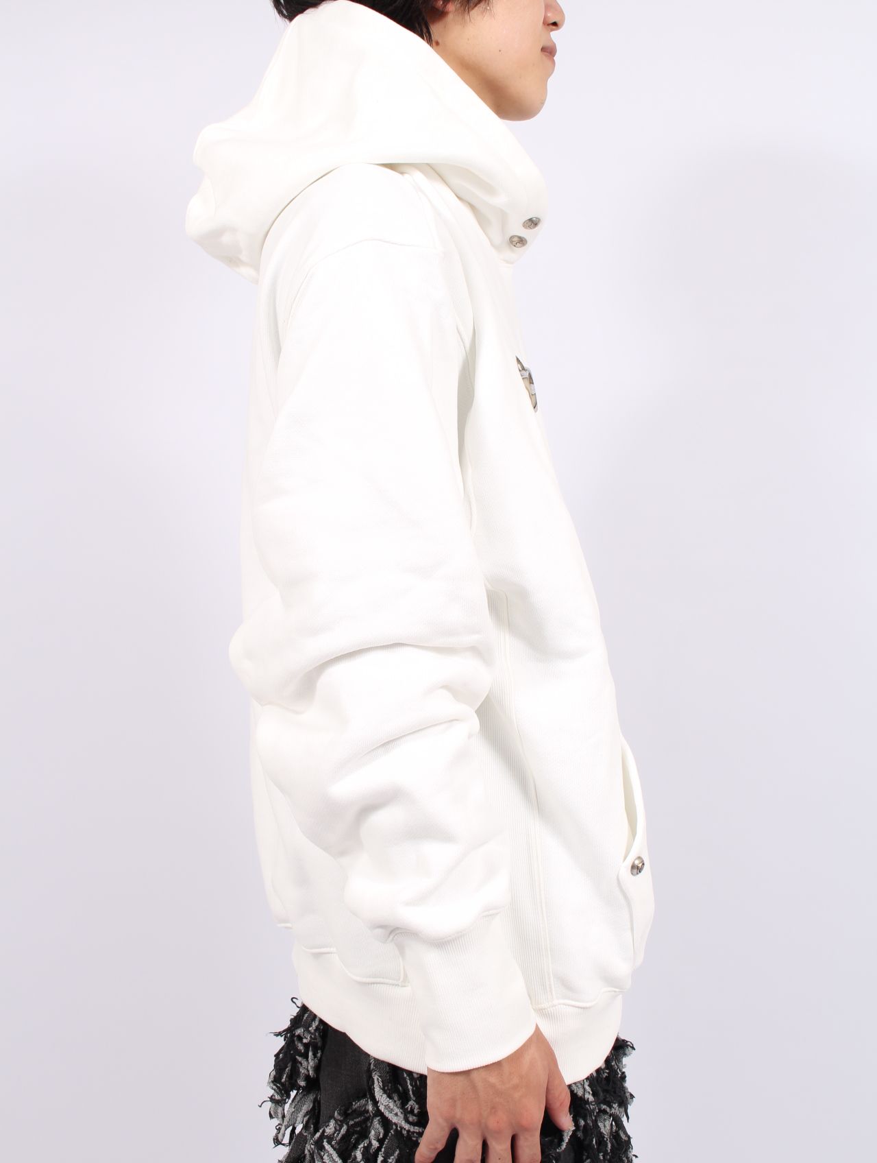 【25AW】アーマー フーディー TCロゴ スタッズ パーカー / ARMOR HOODIE / ホワイト