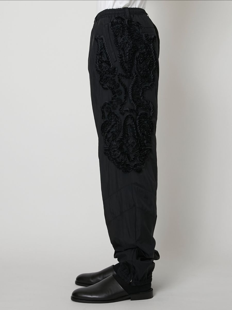 【27SS】エンブロイダード ウィンドブレーカー パンツ 刺繍 セミワイドパンツ / EMBROIDERED WINDBREAKER PANTS / ブラック