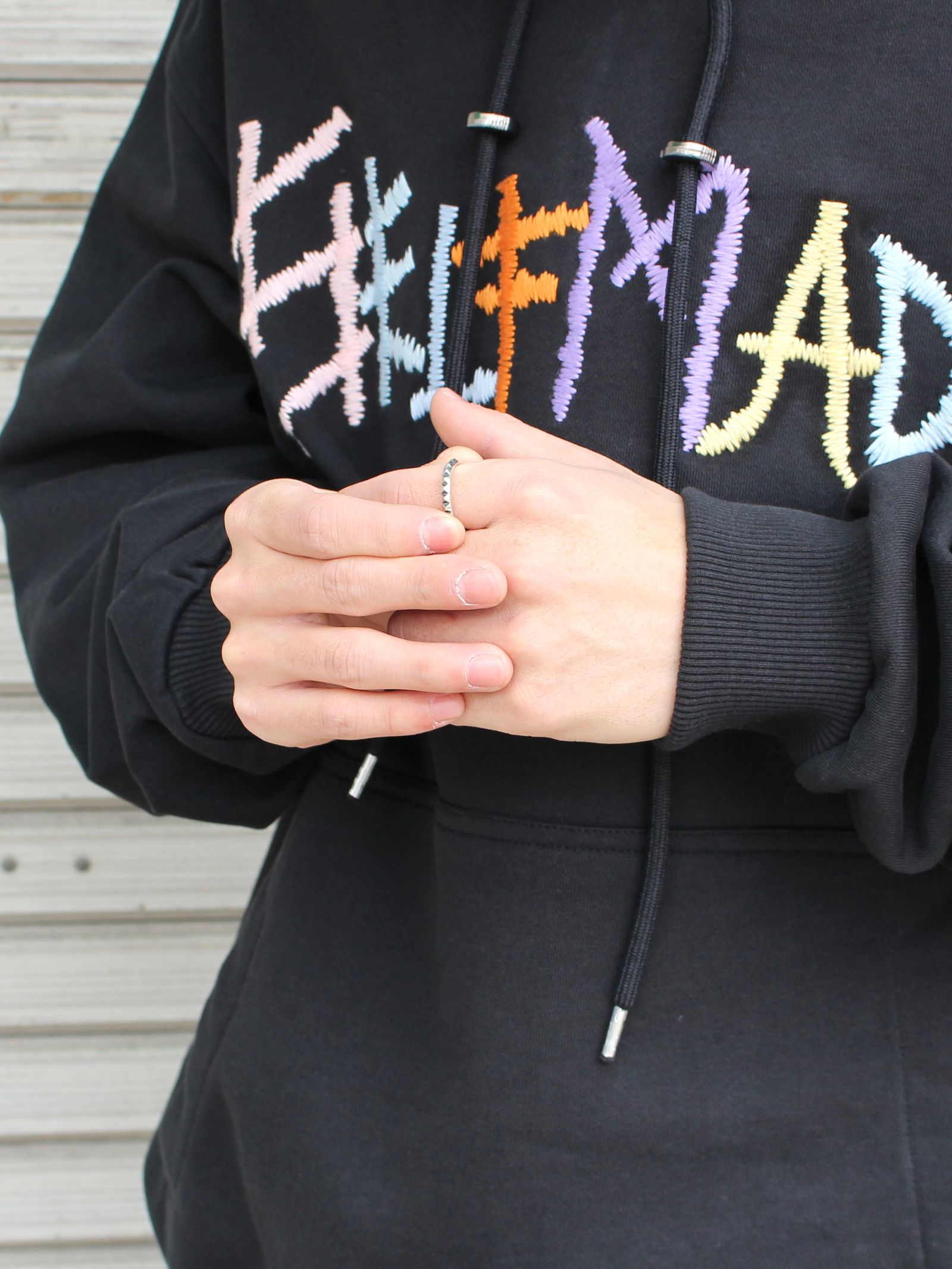 刺繍ロゴ フーディー / BLACK HOODIE WITH MULTICOLOR LOGO / ブラック × マルチ