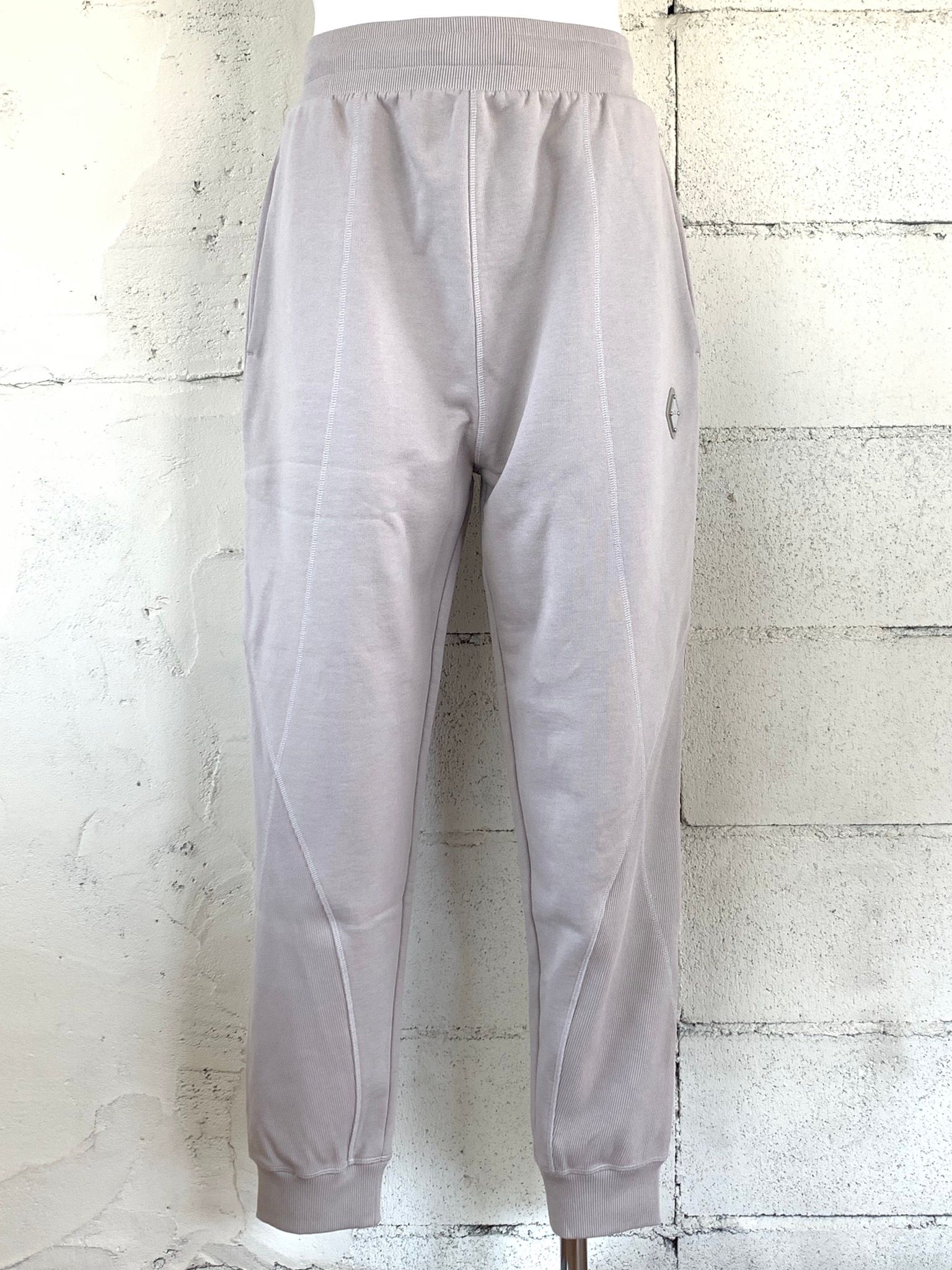 パネルロゴ ライン パンツ / COTTON LOOP BACK CEMENT CONTOUR LINE PANEL PANTS / ベージュ × シルバー