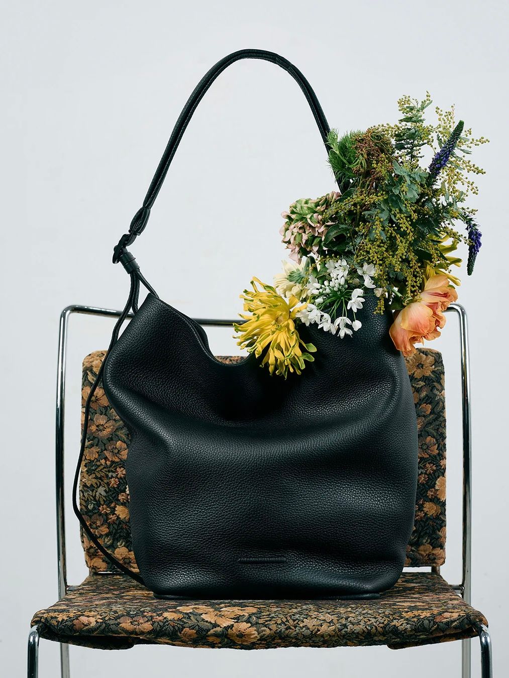 エッセンシャル デイリー レザー ホーボー ミディアム ショルダーバック / ESSENTIAL DAYILY LEATHER HOBO MEDIUM / ブラック