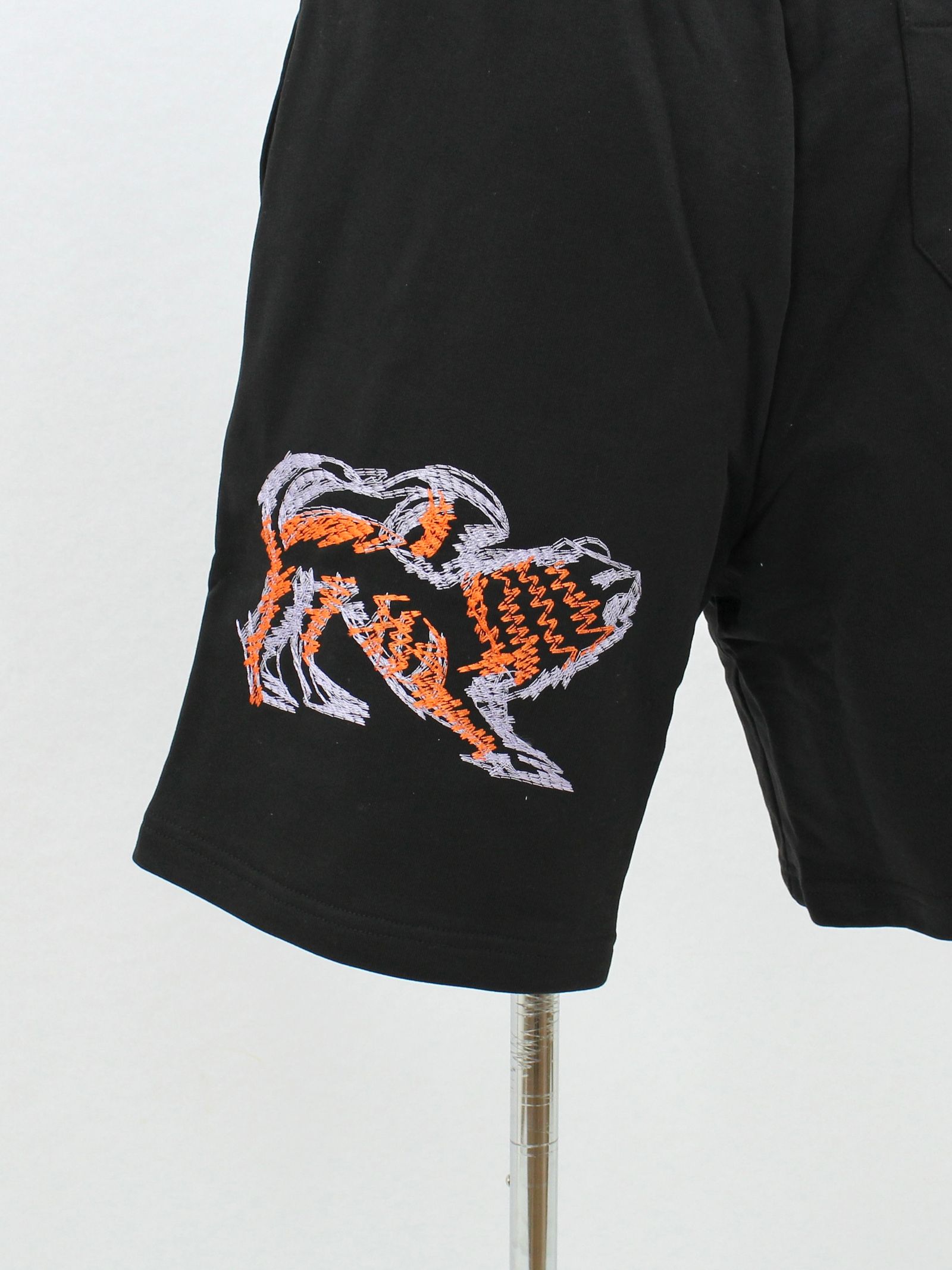 刺繍ロゴ ハーフパンツ / SHORT PANTS EMBROIEDE / ブラック × マルチ