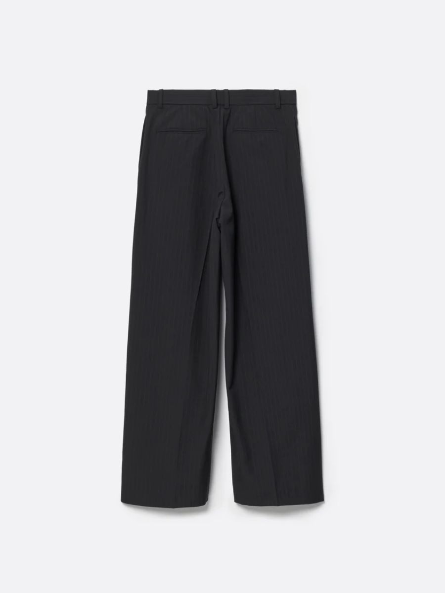 【26AW】 ストライプ ウール スリータック バギー トラウザーズ / STRIPE WOOL 3TUCK BAGGY TROUSERS .16 / ブラック
