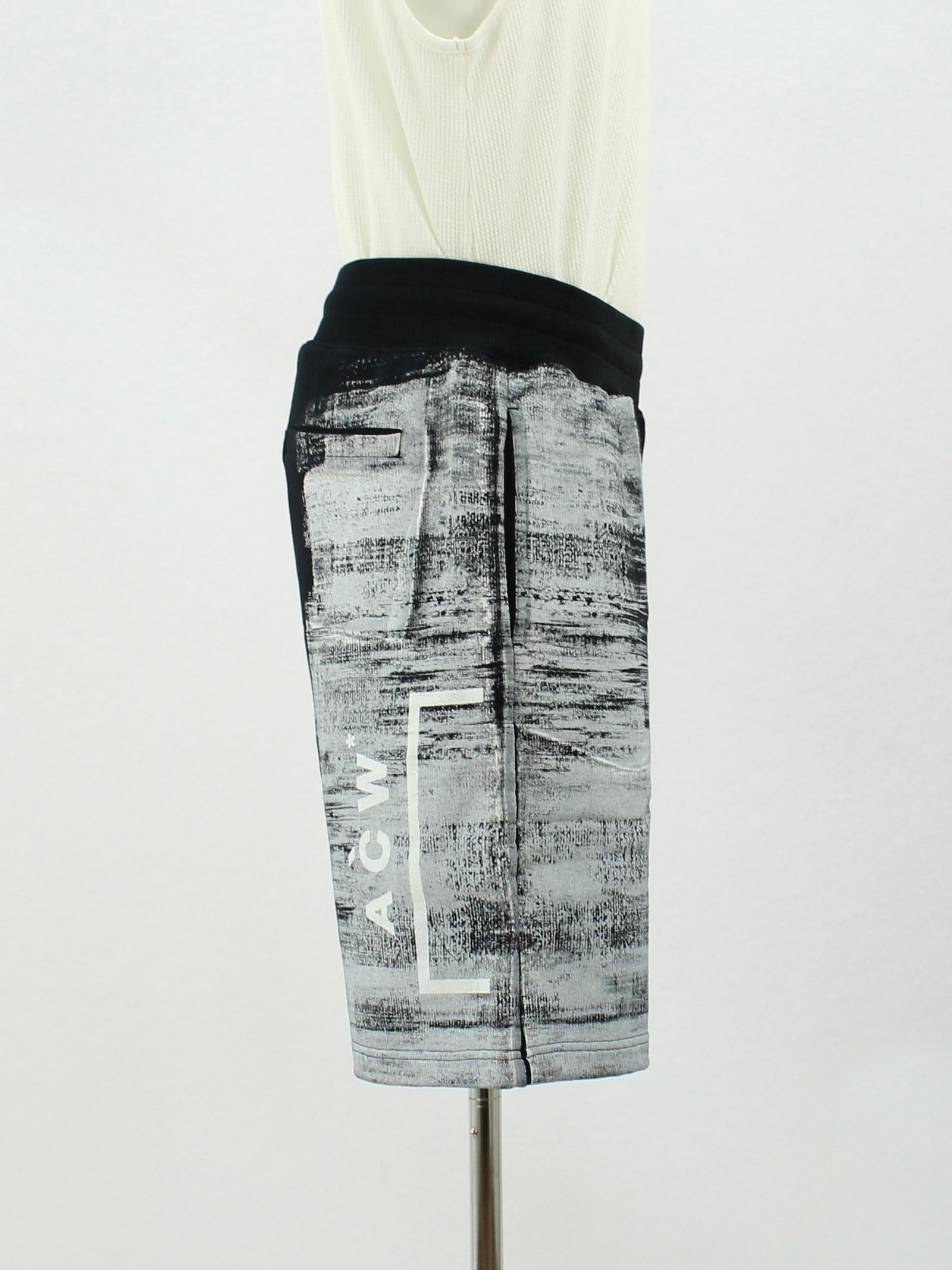 ペイント ロゴ ショートパンツ / MOD LUX PAINTED JERSEY SHORT / ブラック × ホワイト