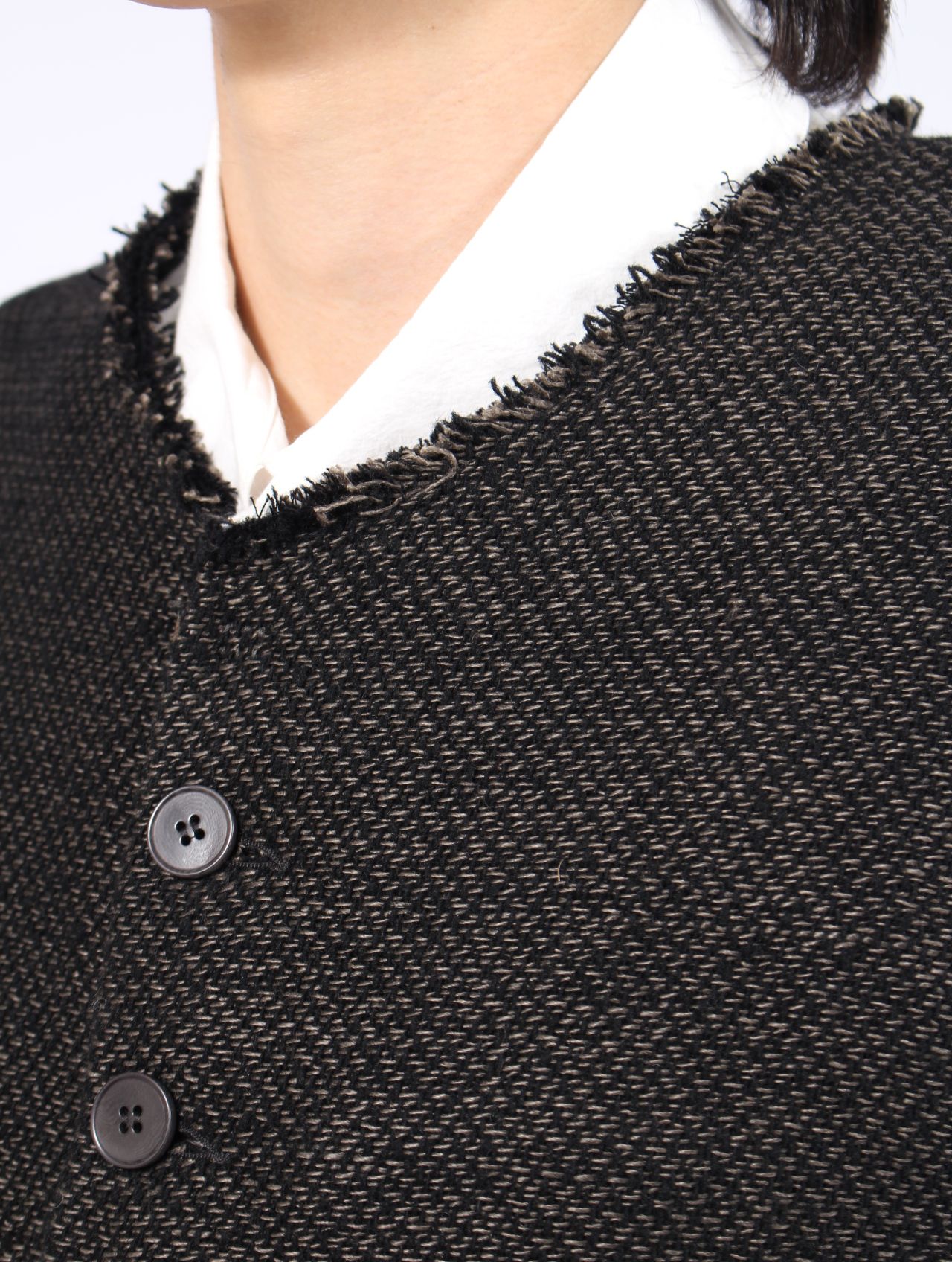 【25AW】ユニセックス フィット ラウンド ネック ショート ジャケット ウィズ 925 シルバー フック クローザー / UNISEX FITTED ROUND NECK SHORT JACKET WITH 925 SILVER HOOK CLOSER / オフブラック